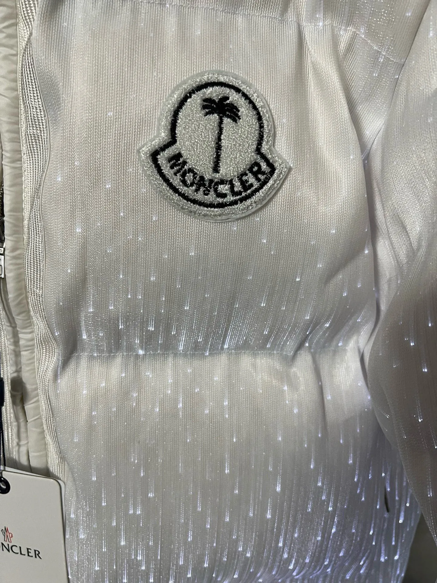 P1360 Moncler's new luminous light down jacket with a full mouth. It is a style with a sense of future technology. It is definitely cool and attracts attention when going out. It is unremarkable during the day, but it is absolutely full of effect when it comes out at night. There is a socket in the pocket for charging. The upper body is like the most beautiful boy on the street. He is wearing a star. The chest badge letter logo is embellished. The overall personality is fashionable and cool. The upper body is full of velvet, cool and comfortable. Size: 1234