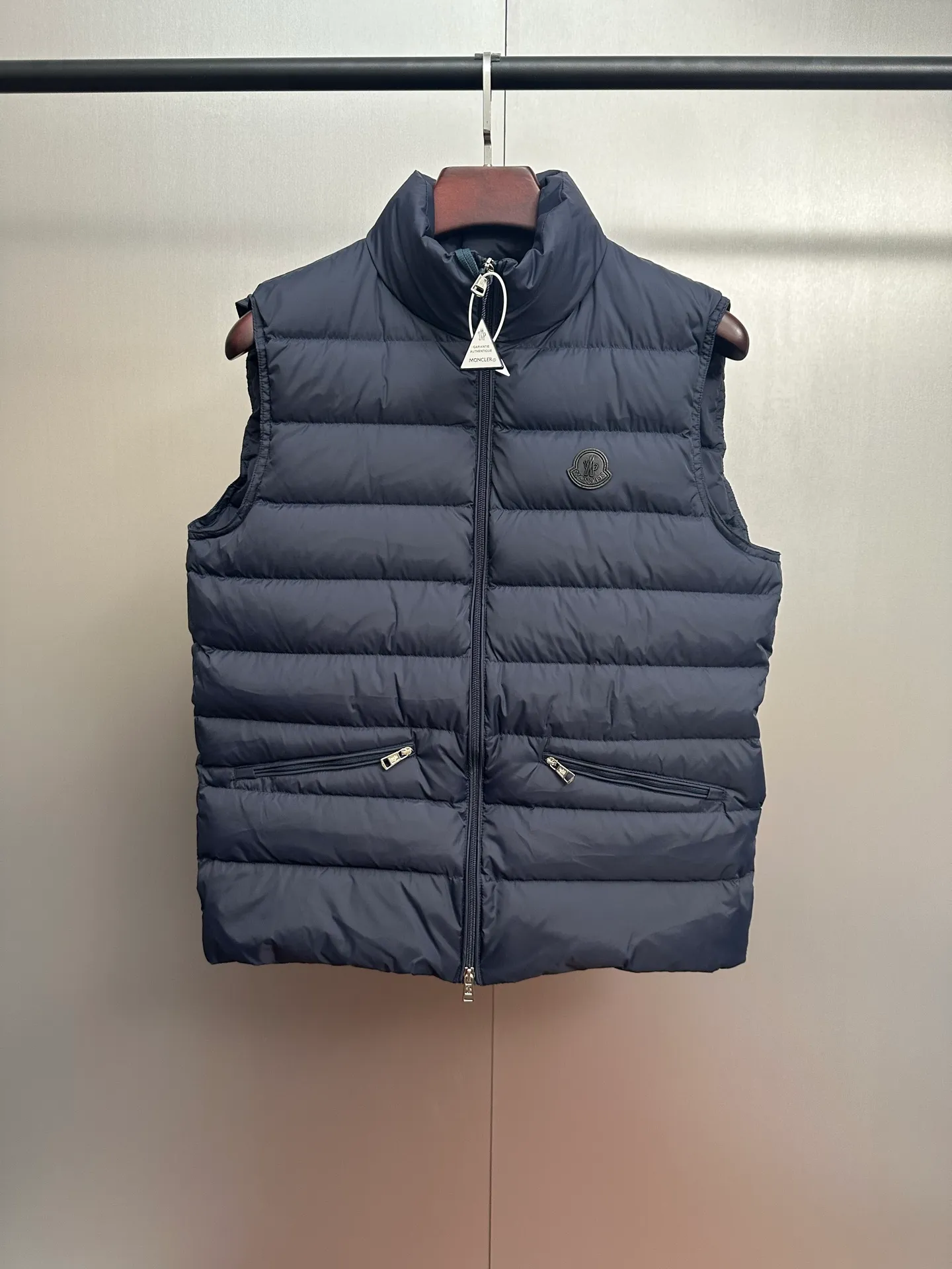 P700 Moncler lightweight vest feather/Treompan down vest "Sensing system, built-in chip" 2021 new national standard 95 plain white duck down has passed the inspection (reprint and change to 90). The feather bones are very small and silkless. Just cut it and look at it. Customized glued high-density fabric, original hardware custom zipper (high texture and sparkling), high-tech precision wiring, every line is straight! Color: navy size: 1-5 yards