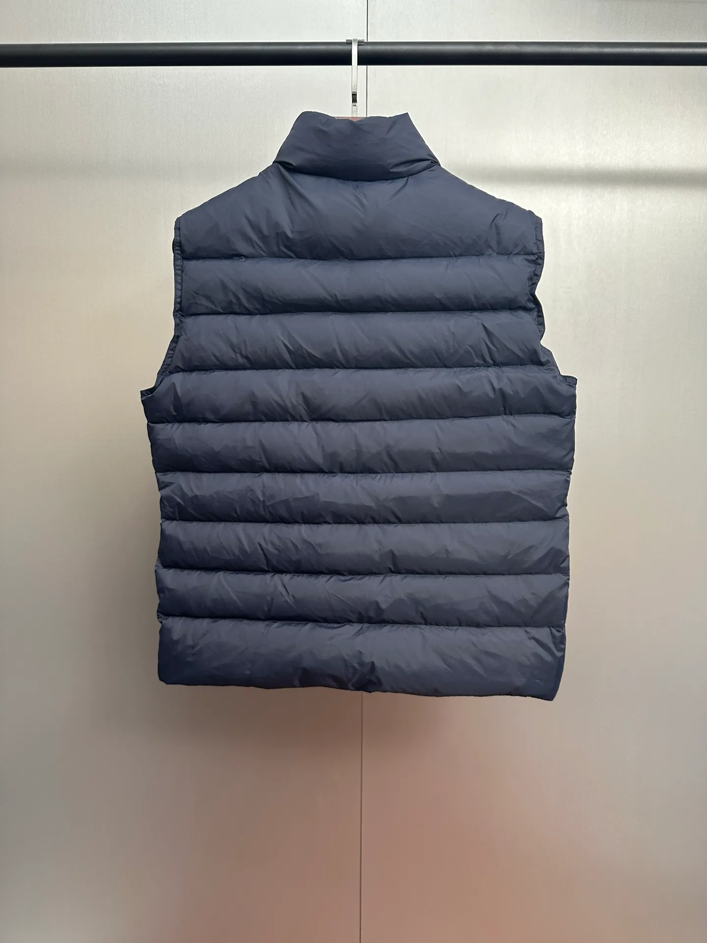 P700 Moncler lightweight vest feather/Treompan down vest "Sensing system, built-in chip" 2021 new national standard 95 plain white duck down has passed the inspection (reprint and change to 90). The feather bones are very small and silkless. Just cut it and look at it. Customized glued high-density fabric, original hardware custom zipper (high texture and sparkling), high-tech precision wiring, every line is straight! Color: navy size: 1-5 yards
