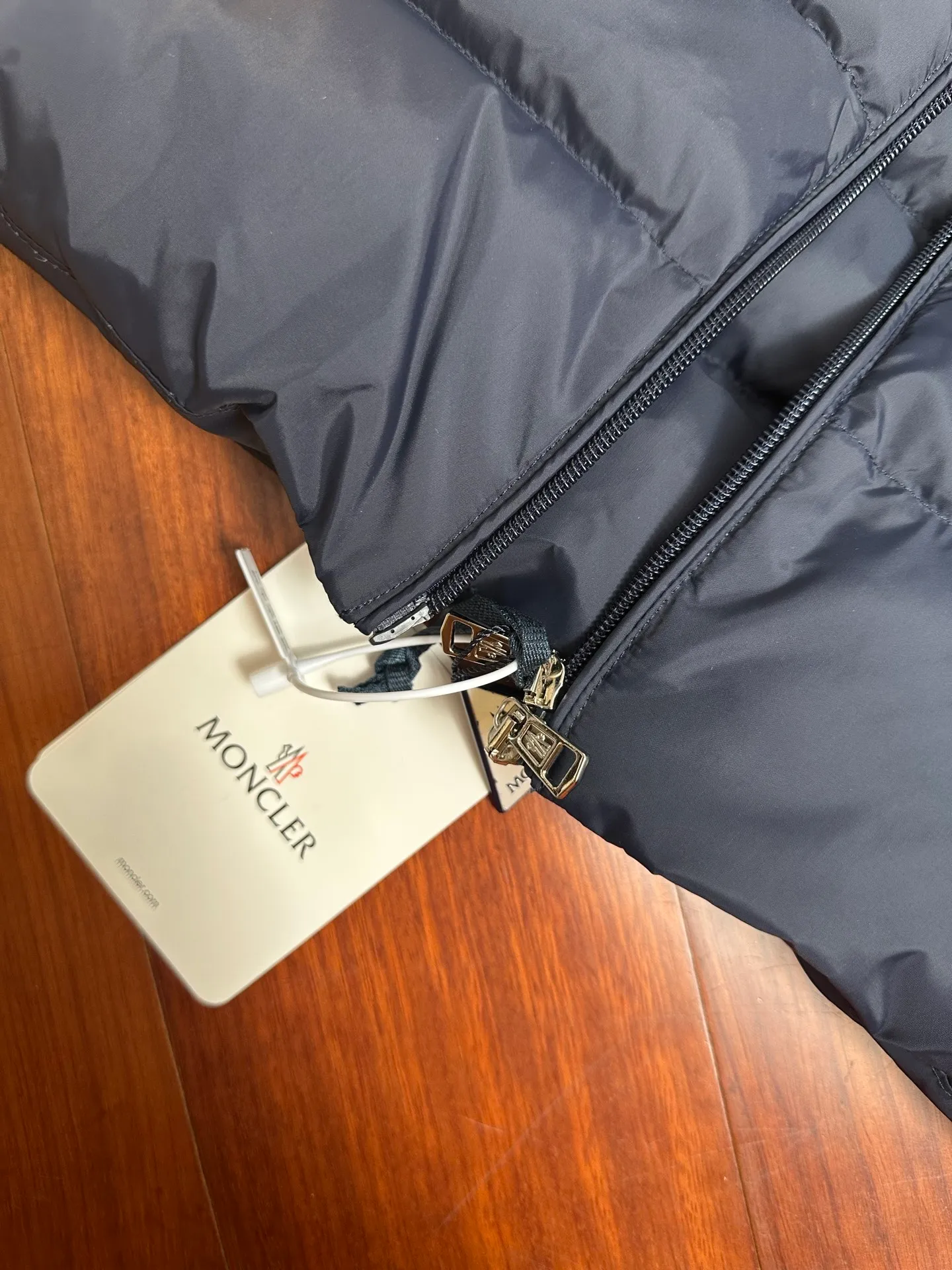 P700 Moncler lightweight vest feather/Treompan down vest "Sensing system, built-in chip" 2021 new national standard 95 plain white duck down has passed the inspection (reprint and change to 90). The feather bones are very small and silkless. Just cut it and look at it. Customized glued high-density fabric, original hardware custom zipper (high texture and sparkling), high-tech precision wiring, every line is straight! Color: navy size: 1-5 yards