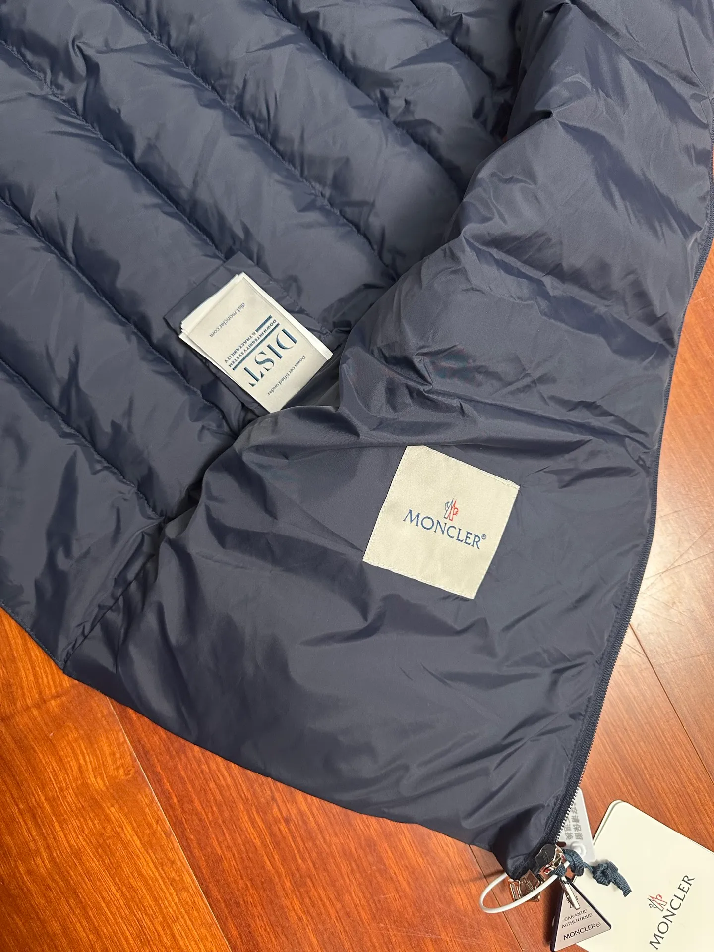P700 Moncler lightweight vest feather/Treompan down vest "Sensing system, built-in chip" 2021 new national standard 95 plain white duck down has passed the inspection (reprint and change to 90). The feather bones are very small and silkless. Just cut it and look at it. Customized glued high-density fabric, original hardware custom zipper (high texture and sparkling), high-tech precision wiring, every line is straight! Color: navy size: 1-5 yards