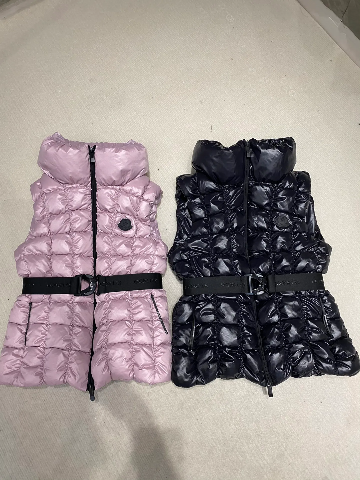 P780 Moncler25 new product Emilion women's square quilted down vest The Emilion down vest uses a square pattern to interpret geometric quilting, showing an eye-catching design. Made from nylon laqué fabric with an elastic waistband that accentuates the flared silhouette. Color: Pink Purple/Black Size: 0/1/2