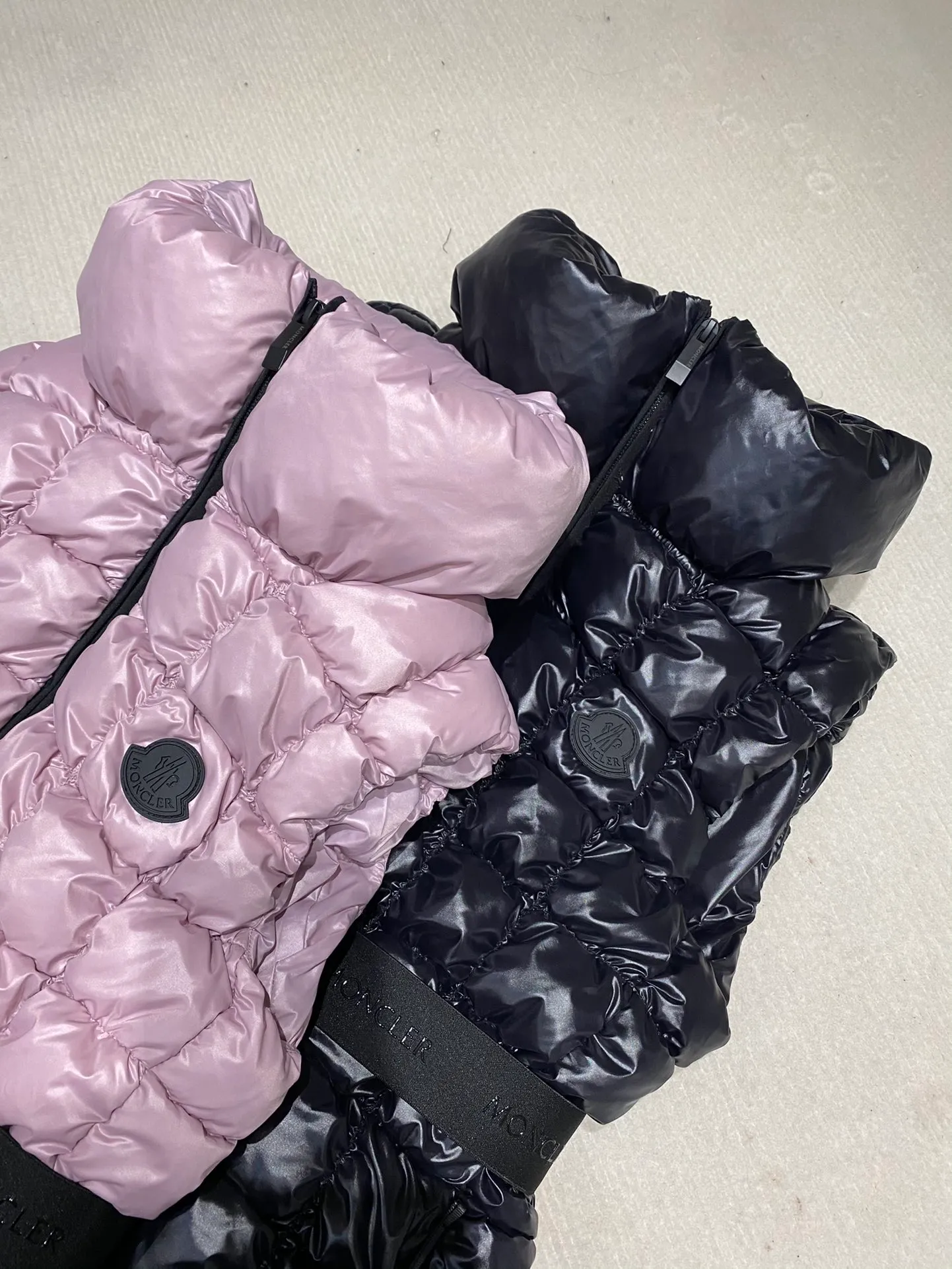 P780 Moncler25 new product Emilion women's square quilted down vest The Emilion down vest uses a square pattern to interpret geometric quilting, showing an eye-catching design. Made from nylon laqué fabric with an elastic waistband that accentuates the flared silhouette. Color: Pink Purple/Black Size: 0/1/2