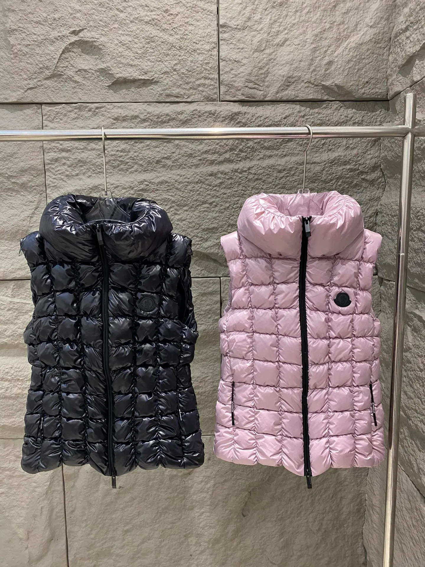 P780 Moncler25 new product Emilion women's square quilted down vest The Emilion down vest uses a square pattern to interpret geometric quilting, showing an eye-catching design. Made from nylon laqué fabric with an elastic waistband that accentuates the flared silhouette. Color: Pink Purple/Black Size: 0/1/2