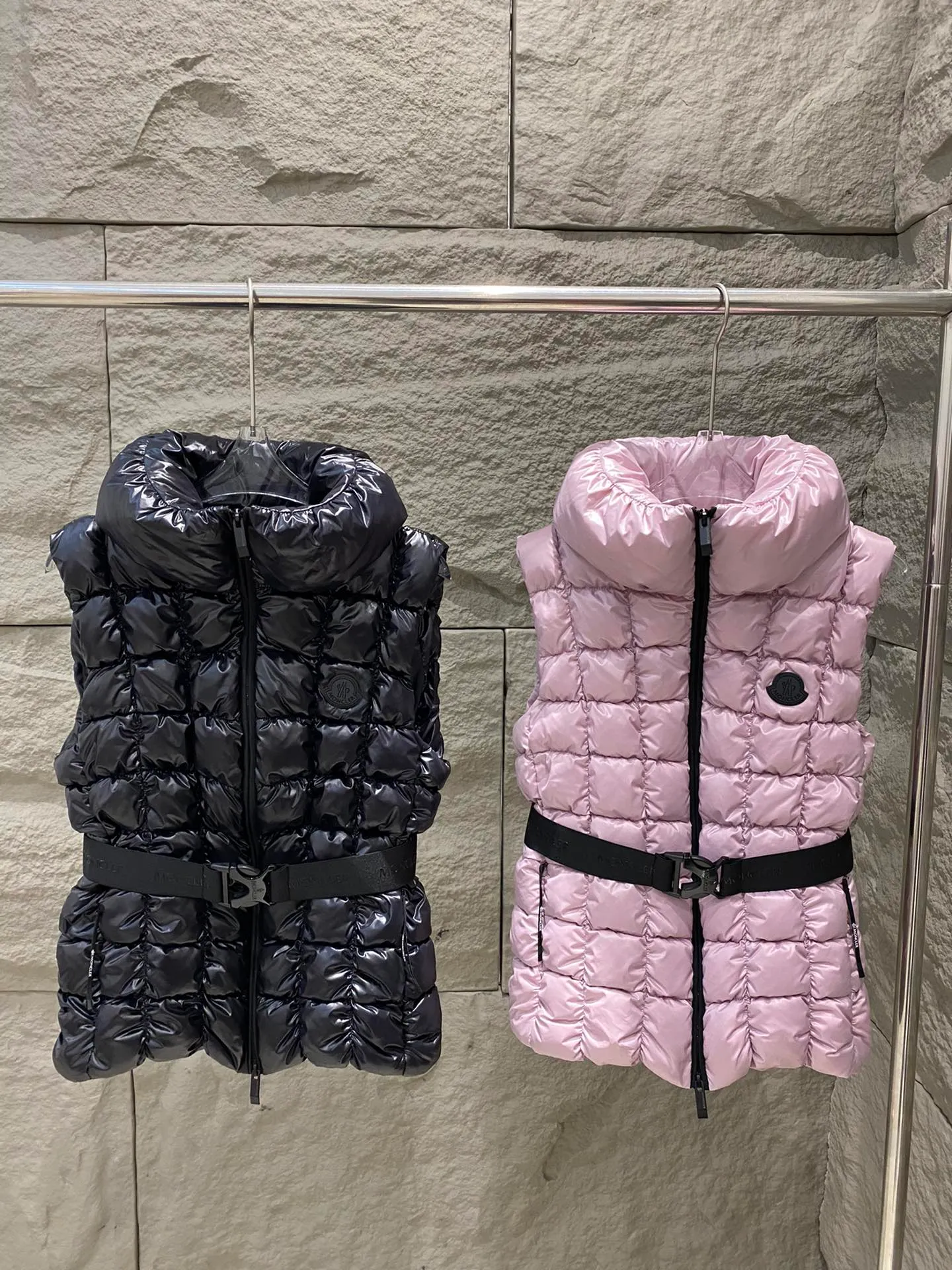 P780 Moncler25 new product Emilion women's square quilted down vest The Emilion down vest uses a square pattern to interpret geometric quilting, showing an eye-catching design. Made from nylon laqué fabric with an elastic waistband that accentuates the flared silhouette. Color: Pink Purple/Black Size: 0/1/2