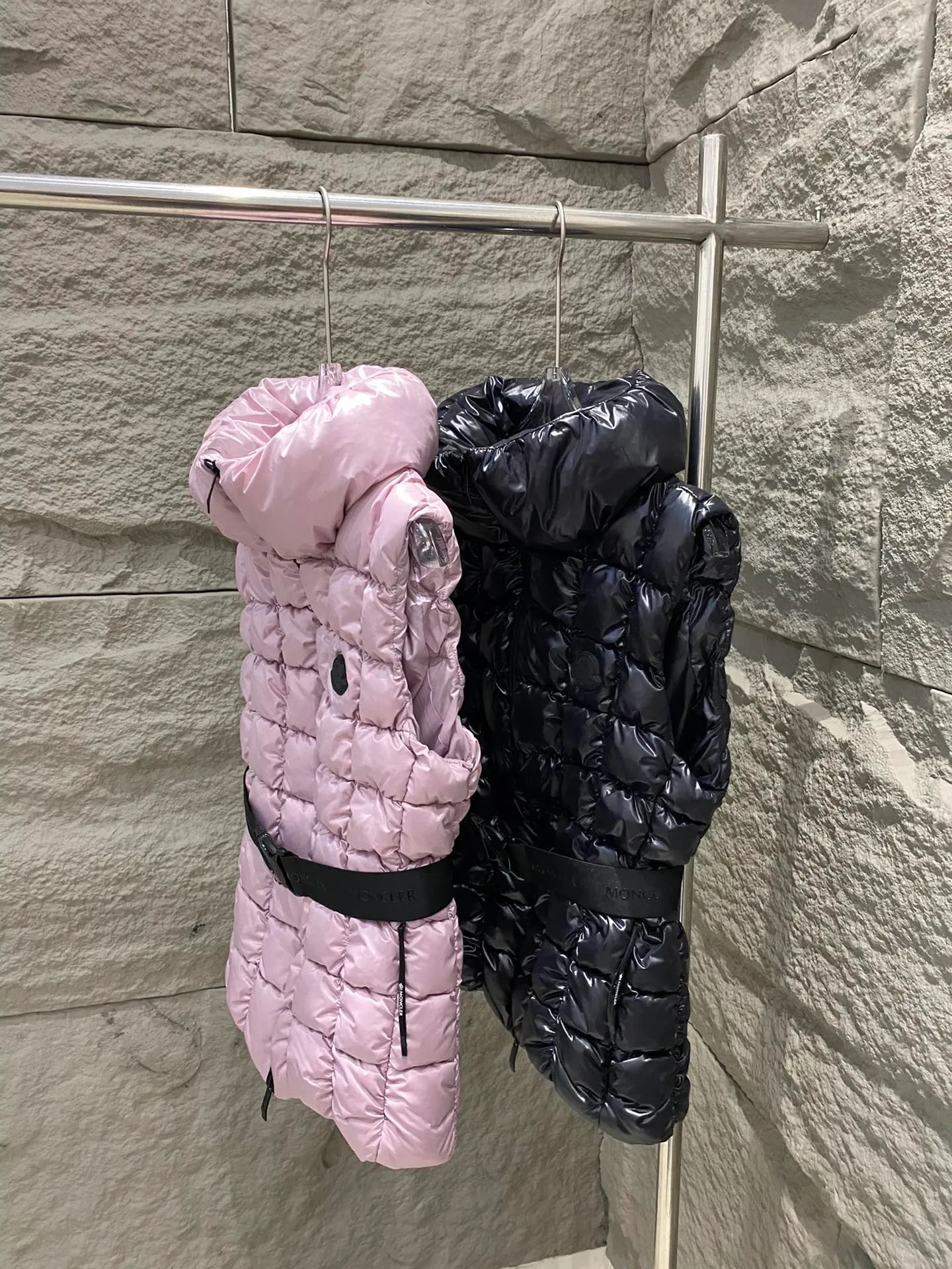 P780 Moncler25 new product Emilion women's square quilted down vest The Emilion down vest uses a square pattern to interpret geometric quilting, showing an eye-catching design. Made from nylon laqué fabric with an elastic waistband that accentuates the flared silhouette. Color: Pink Purple/Black Size: 0/1/2