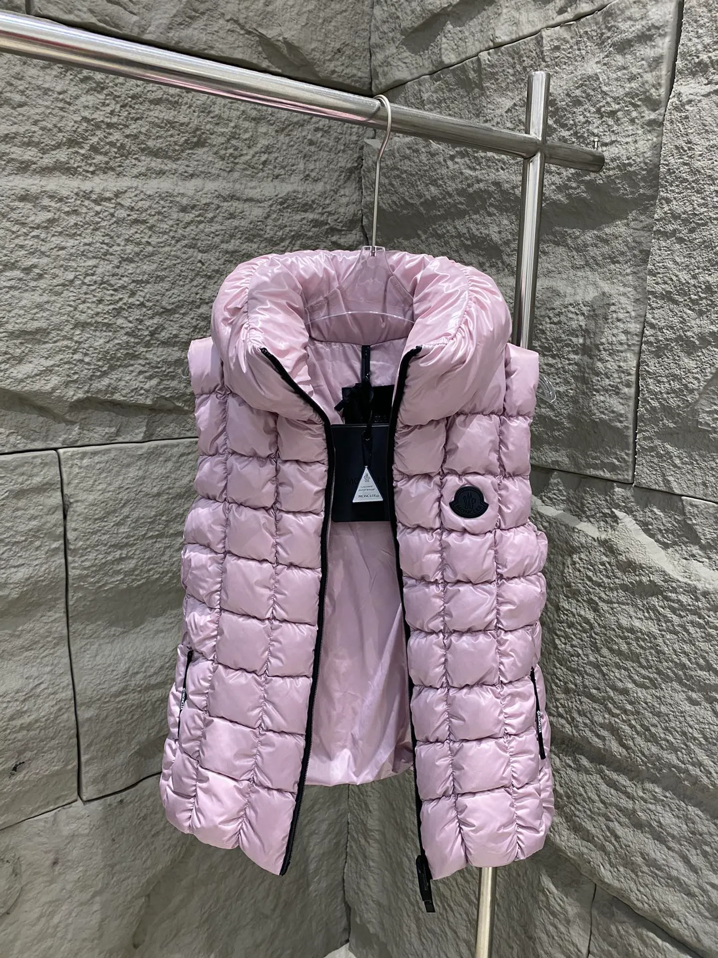 P780 Moncler25 new product Emilion women's square quilted down vest The Emilion down vest uses a square pattern to interpret geometric quilting, showing an eye-catching design. Made from nylon laqué fabric with an elastic waistband that accentuates the flared silhouette. Color: Pink Purple/Black Size: 0/1/2