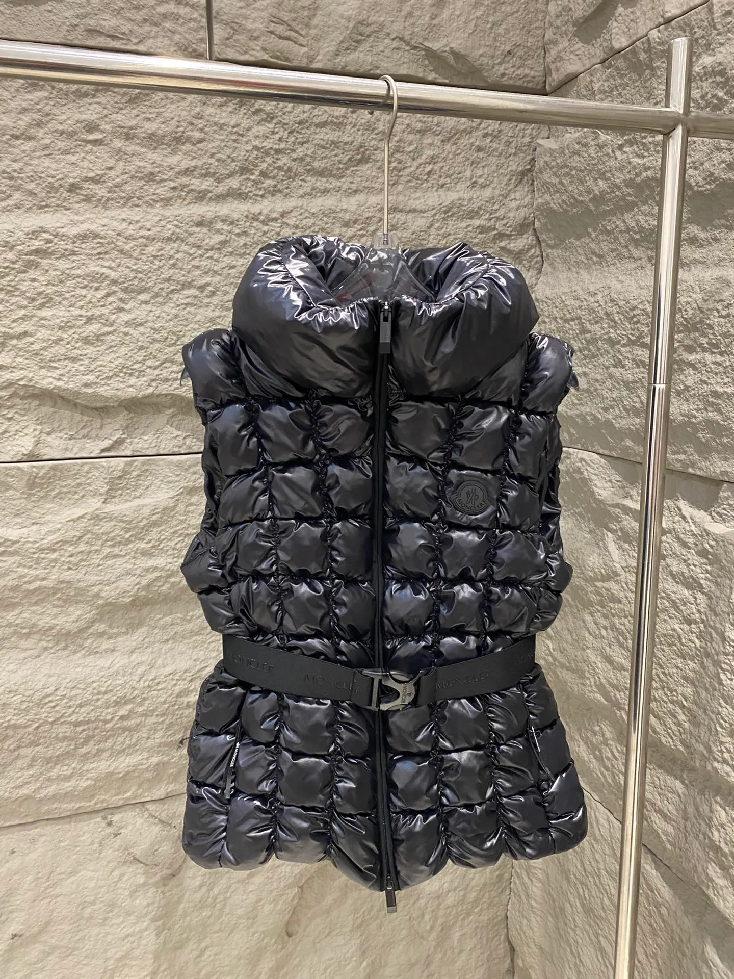 P780 Moncler25 new product Emilion women's square quilted down vest The Emilion down vest uses a square pattern to interpret geometric quilting, showing an eye-catching design. Made from nylon laqué fabric with an elastic waistband that accentuates the flared silhouette. Color: Pink Purple/Black Size: 0/1/2