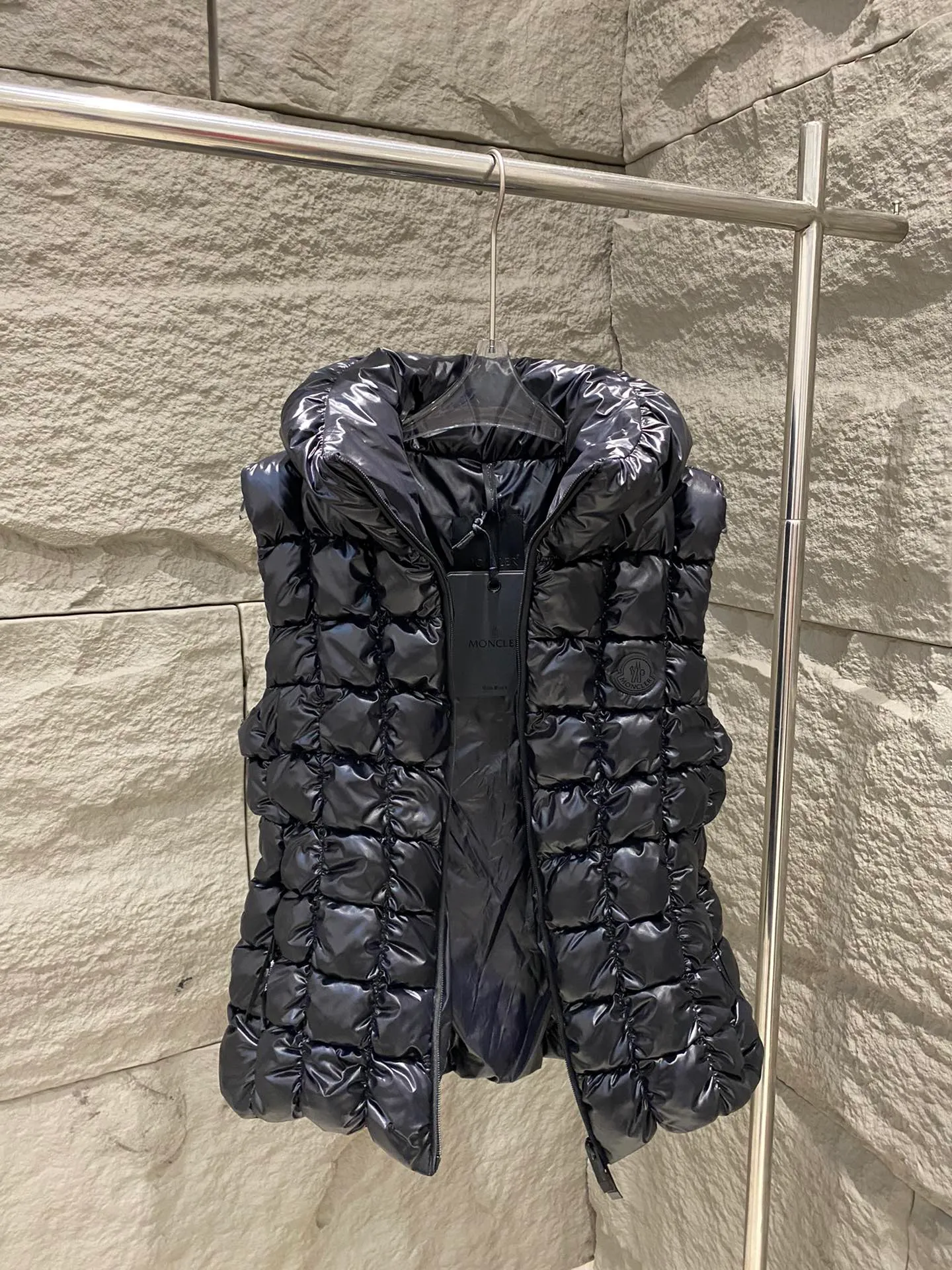 P780 Moncler25 new product Emilion women's square quilted down vest The Emilion down vest uses a square pattern to interpret geometric quilting, showing an eye-catching design. Made from nylon laqué fabric with an elastic waistband that accentuates the flared silhouette. Color: Pink Purple/Black Size: 0/1/2