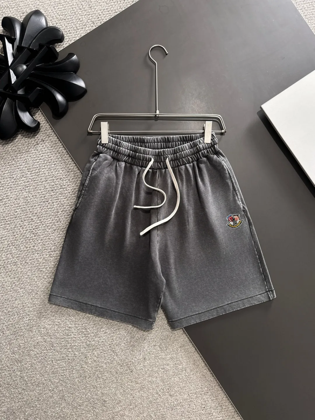 Next day shipment P300 High quality MONCLER/muzzle 2025 spring and summer new style high-definition elastic band casual solid color loose shorts, made with machines imported from Italy. The hem of the trousers is stitched with two needles. The stitching is fine and firm. The fabric is customized at the counter and has high breathability and comfort. The details are impeccable. The brand element design concept reflects high quality. It feels delicate and soft! It presents a casual cut and the upper body shape is great! Size: S-XXL