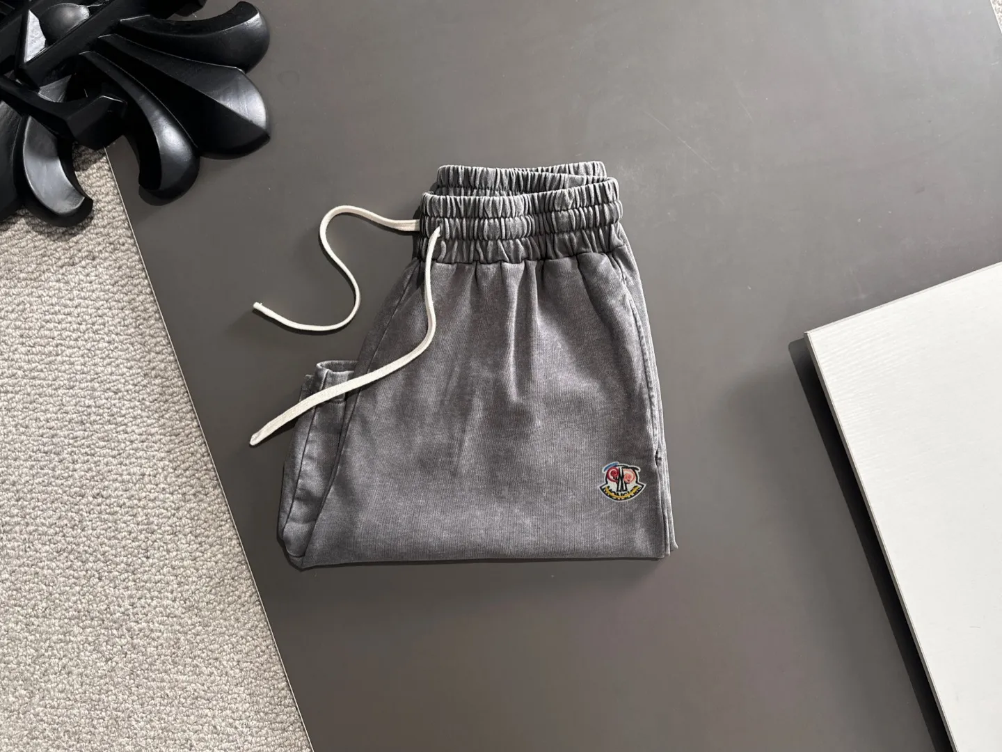 Next day shipment P300 High quality MONCLER/muzzle 2025 spring and summer new style high-definition elastic band casual solid color loose shorts, made with machines imported from Italy. The hem of the trousers is stitched with two needles. The stitching is fine and firm. The fabric is customized at the counter and has high breathability and comfort. The details are impeccable. The brand element design concept reflects high quality. It feels delicate and soft! It presents a casual cut and the upper body shape is great! Size: S-XXL