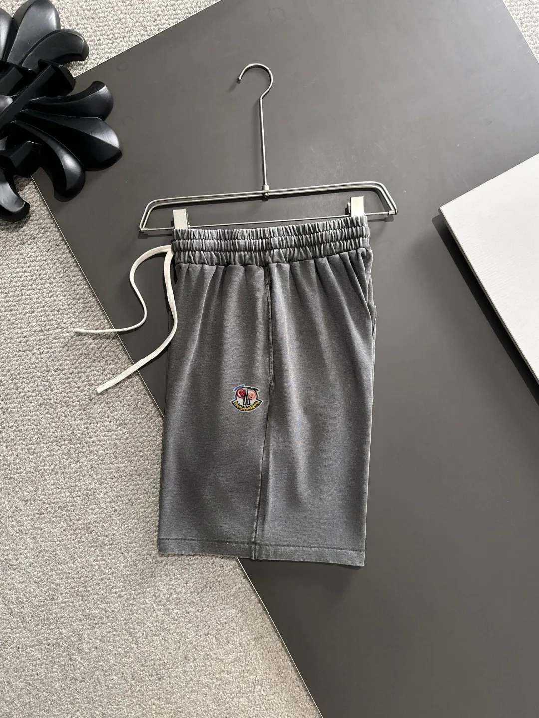 Next day shipment P300 High quality MONCLER/muzzle 2025 spring and summer new style high-definition elastic band casual solid color loose shorts, made with machines imported from Italy. The hem of the trousers is stitched with two needles. The stitching is fine and firm. The fabric is customized at the counter and has high breathability and comfort. The details are impeccable. The brand element design concept reflects high quality. It feels delicate and soft! It presents a casual cut and the upper body shape is great! Size: S-XXL