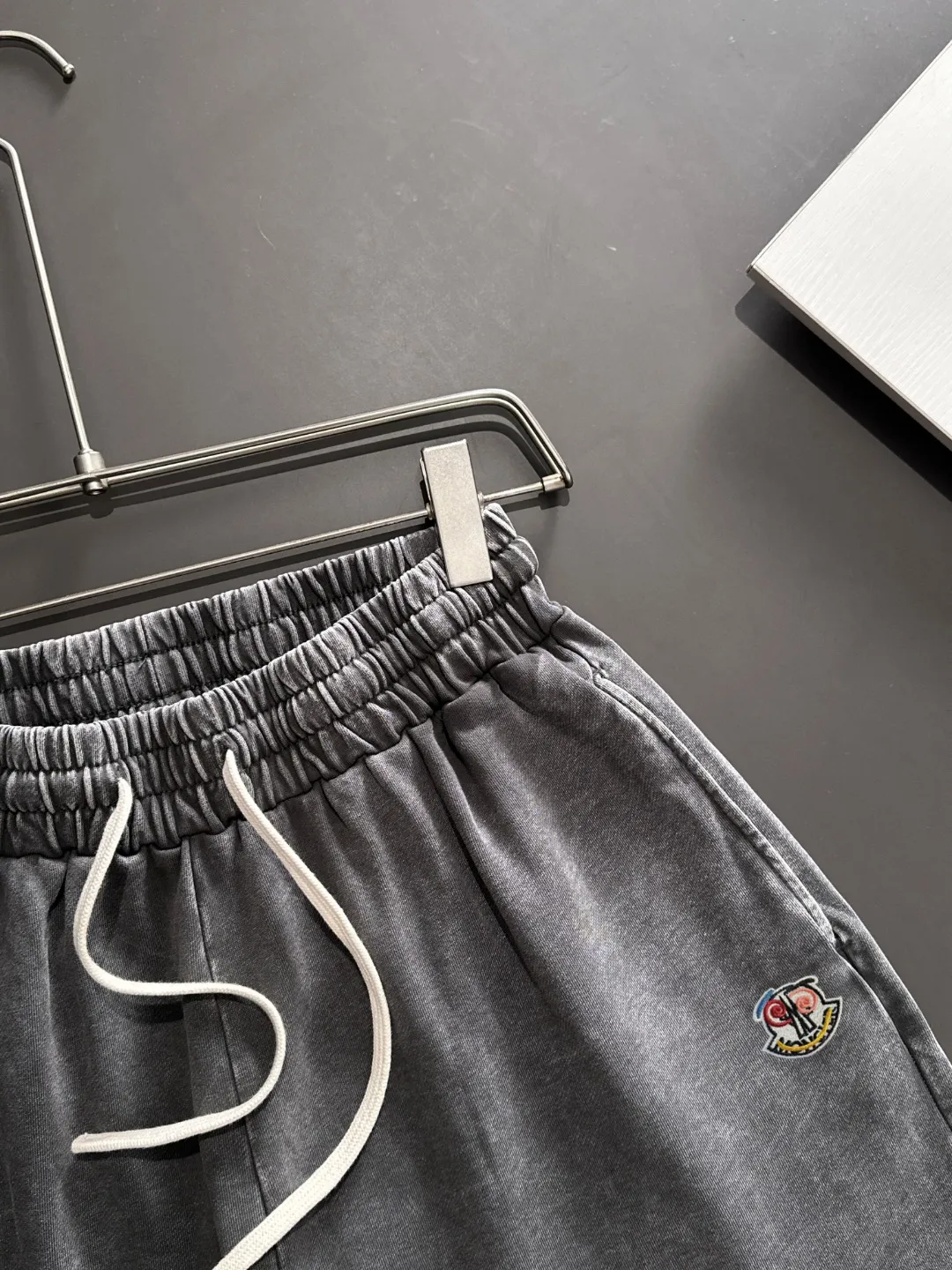 Next day shipment P300 High quality MONCLER/muzzle 2025 spring and summer new style high-definition elastic band casual solid color loose shorts, made with machines imported from Italy. The hem of the trousers is stitched with two needles. The stitching is fine and firm. The fabric is customized at the counter and has high breathability and comfort. The details are impeccable. The brand element design concept reflects high quality. It feels delicate and soft! It presents a casual cut and the upper body shape is great! Size: S-XXL