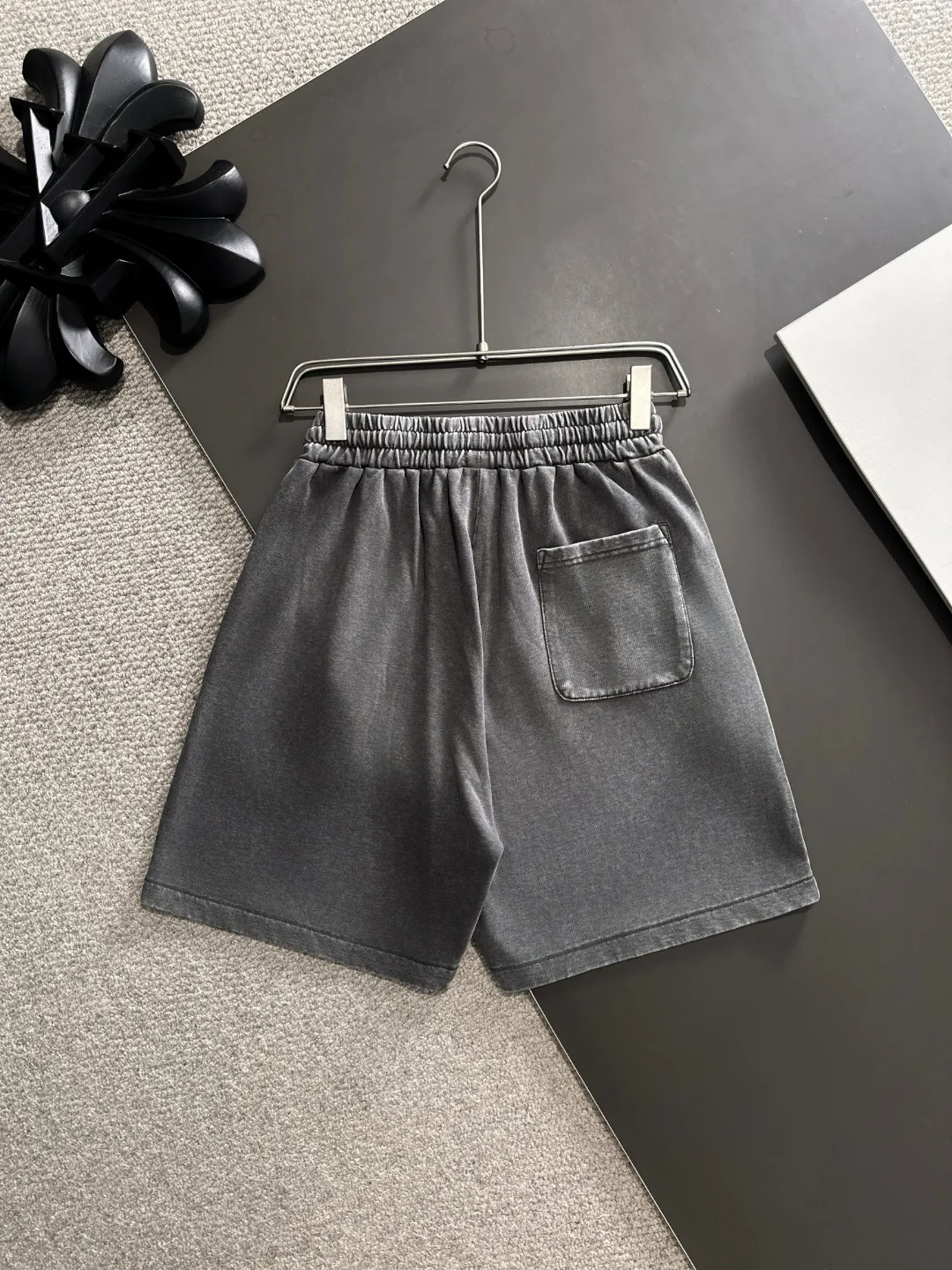 Next day shipment P300 High quality MONCLER/muzzle 2025 spring and summer new style high-definition elastic band casual solid color loose shorts, made with machines imported from Italy. The hem of the trousers is stitched with two needles. The stitching is fine and firm. The fabric is customized at the counter and has high breathability and comfort. The details are impeccable. The brand element design concept reflects high quality. It feels delicate and soft! It presents a casual cut and the upper body shape is great! Size: S-XXL