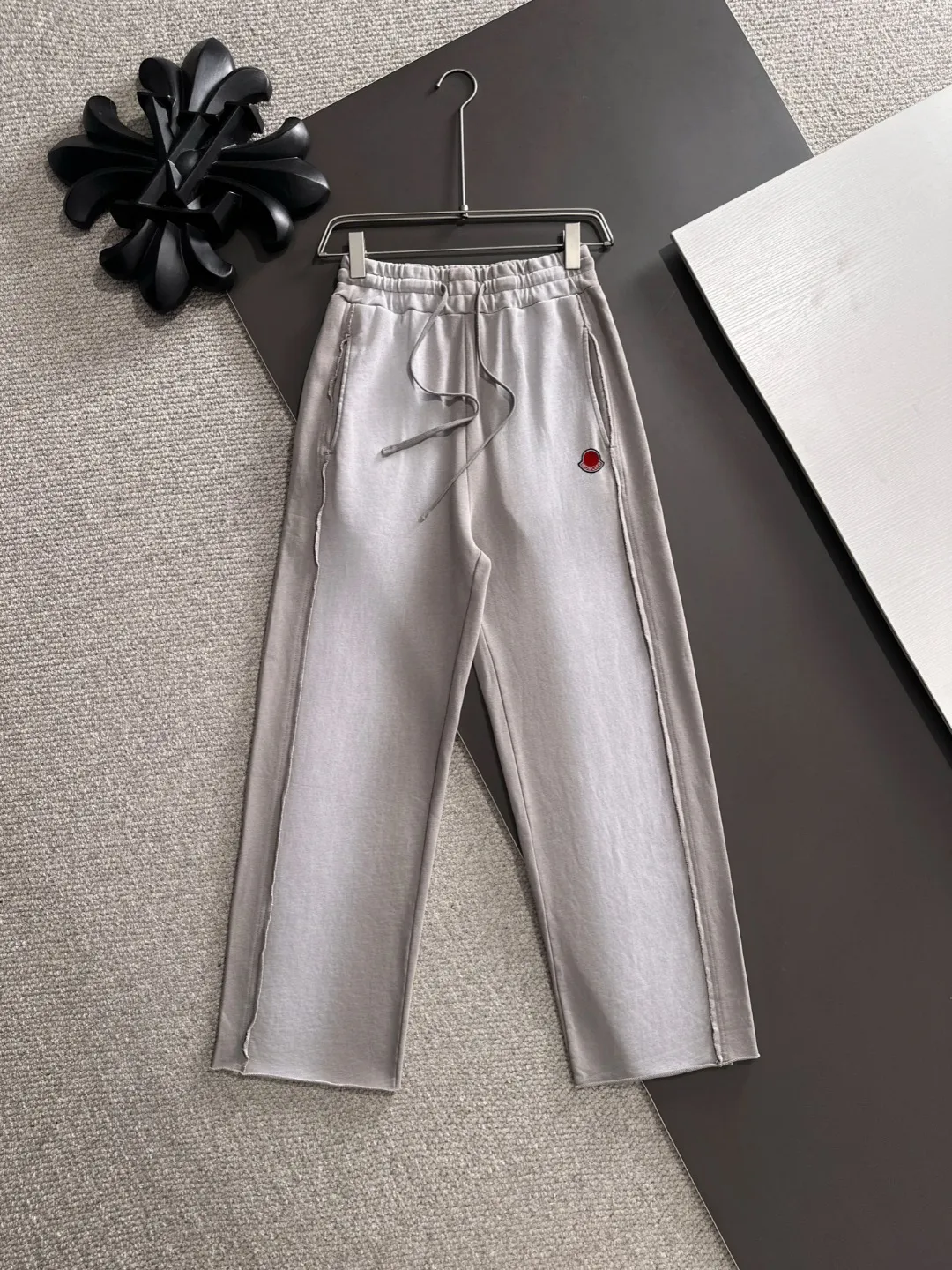 Next day shipment P360 MONCLER/Mongoose Exclusive first release of 25ss autumn and winter new high-quality trousers Compare real-life details at will A perfect choice for autumn and winter. A must-have item. Loose fit. Please refer to the size chart when placing an order: S to XL (or state your height and weight when placing an order)