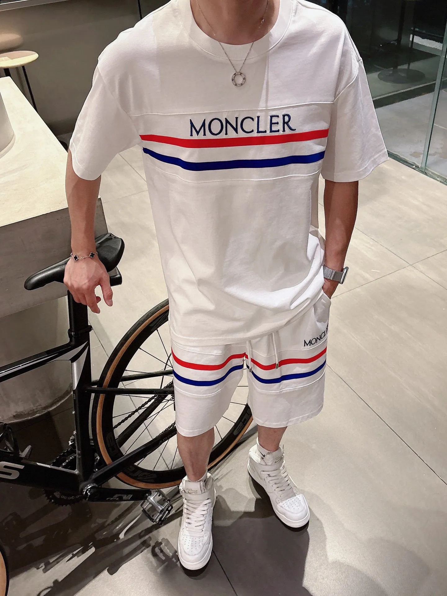 P570 Brand [MONCLER Mouth Covered] 2025 round neck short-sleeved shorts suit. The pure cotton fabric upper body will not be stuffy, the smooth and comfortable skin-friendly effect is more breathable, the fabric has its own texture, classic logo technology, a new interpretation from a unique angle, fashionable and versatile choice! Size: M-3XL (maximum wear: 190 pounds)