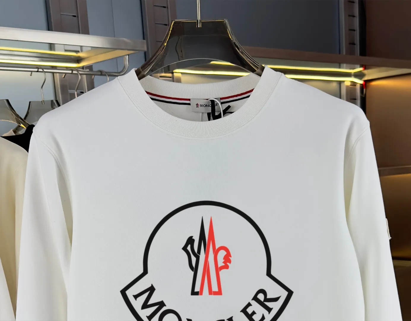 P210 high version sweatshirt) 📦With exclusive picture packaging📦 [Long-term ready stock] Upgraded version "Mobile phone smart sensor ~ NFC chip armband ~ Direct access to the official website anti-counterfeiting" 〖 𝐌𝐎𝐍𝐂𝐋𝐄𝐑 ~ Mouth covering〗 2025 new high quality, using 450g heavyweight fabric Different from the market currency, you can mix and match everything at will and you will be handsome😎The whole clothes is made of double waistcoats. The double waistcoats make the whole dress more three-dimensional. It is not an ordinary factory that can do such fine work. 2025 autumn and winter new style, on sale at the counter, exquisite printed round neck terry sweatshirt. High-end double-ply cotton. Customized stretch ribs are dyed in the same vat. Three standards are complete. It is matched with digital printing patterns and is very breathable. Same style for men and women. Color: black, white, apricot. Size: S M L XL 2XL