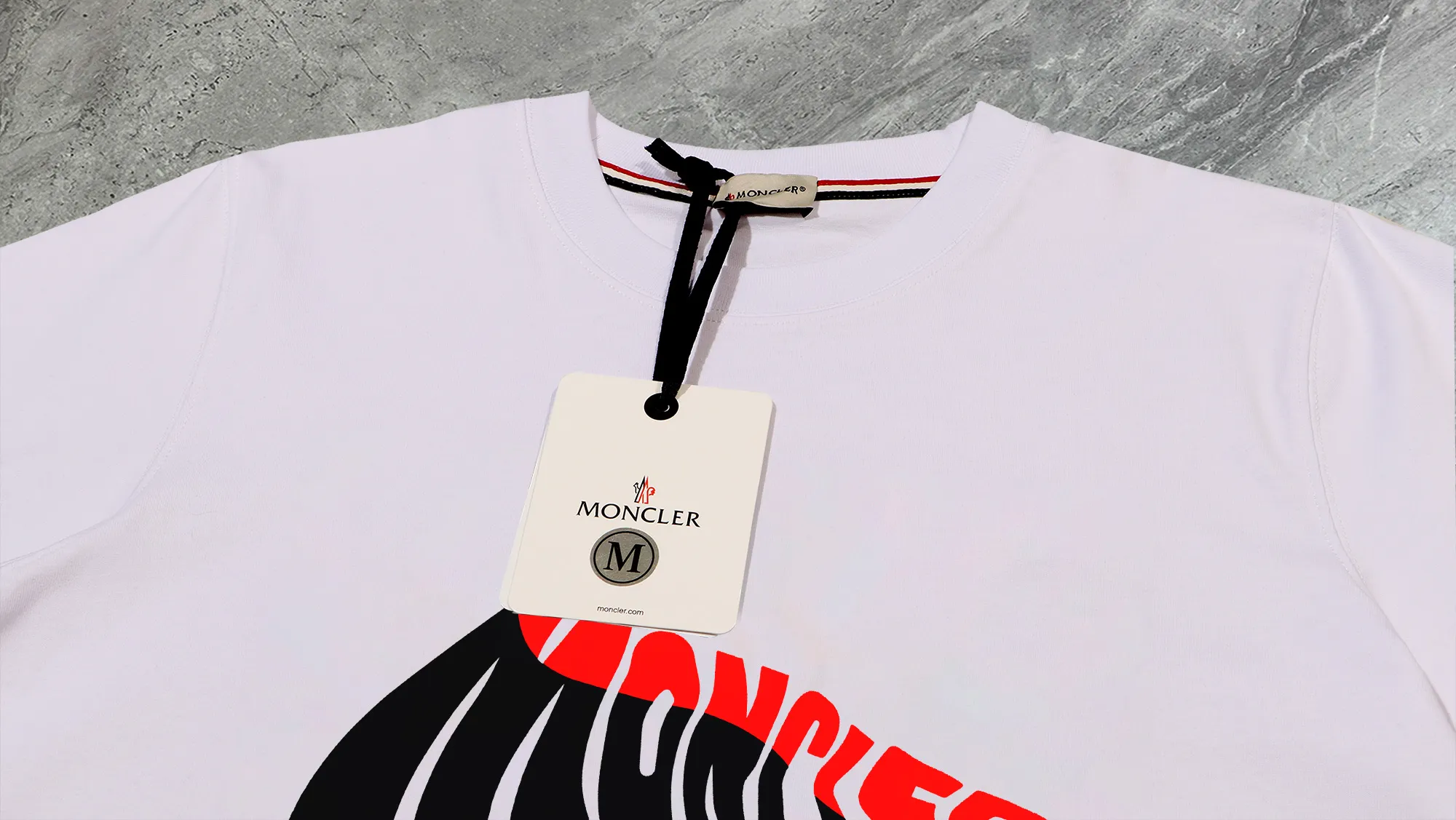 P140 💰Upgraded version "Mobile phone smart sensor ~ NFC chip armband ~ direct access to the official website for anti-counterfeiting" "Moncler ~ Mouth Mouth" 2025 new high-quality round neck short-sleeved T-shirt. The cuffs have imported embroidered labels. Customized dyeing, very comfortable to touch. Super versatile and good-looking short-sleeved. Complete with three labels. Non-market ordinary version. Feel free to compare. Quality is absolutely guaranteed! ‼ First of all, this original fabric is all custom-woven with 32-count double yarn fabric, 250G, and the weight is the same‼ Fine workmanship, double waistcoat method, double waistcoat method, double waistcoat method makes the whole dress more three-dimensional, which is not a craft that ordinary T-shirts can achieve🤪 Size: S-M-L-XL-2XL Color: black, white, apricot, same style for men and women