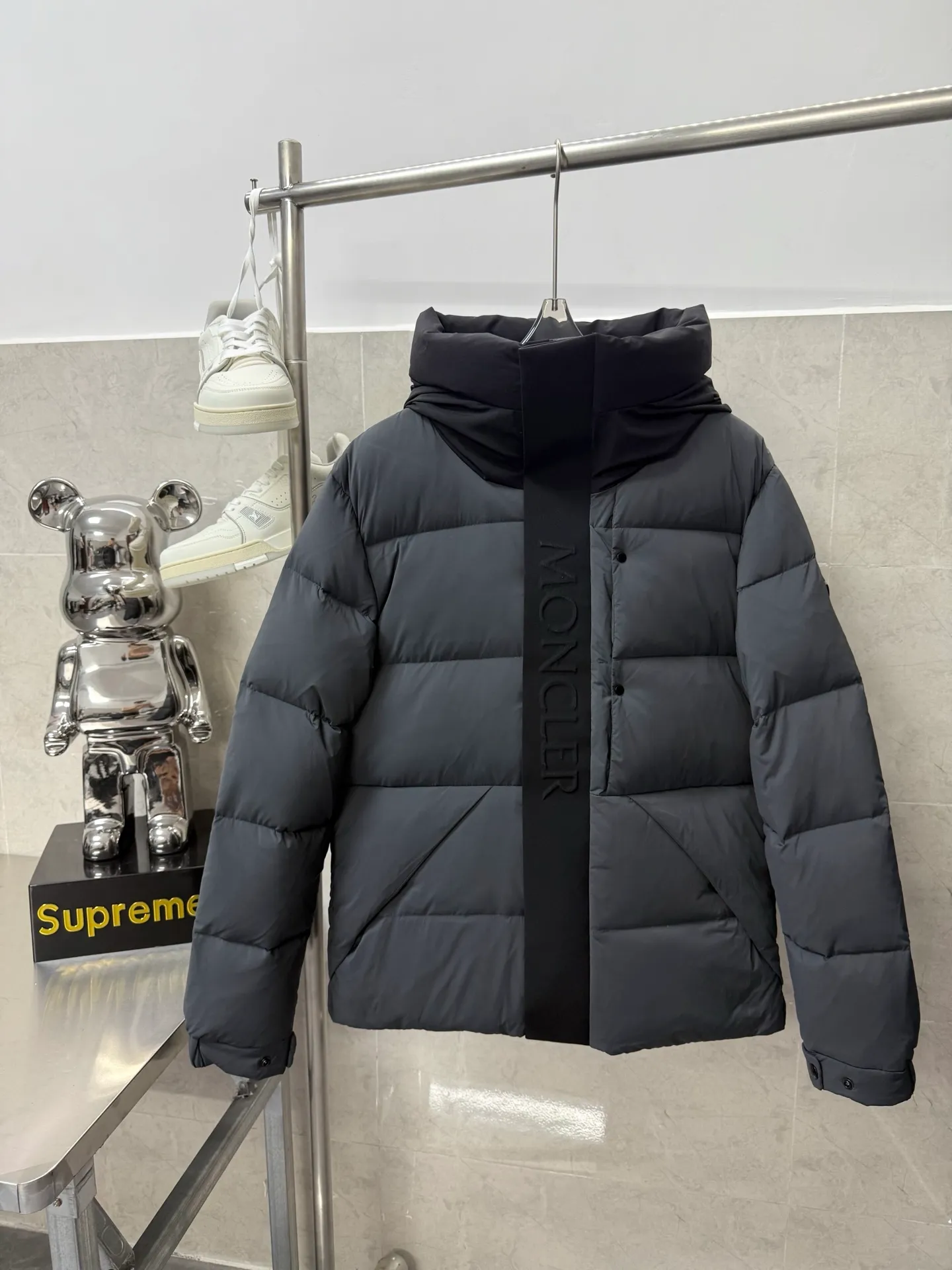 P860 Moncler Black Samurai three-dimensional embossed letter down jacket, autumn and winter new madeira. Black Samurai neck scarf hooded mid-length down jacket official website hard to find black and gray colors available in stock with 95% goose down filling. The Madeira down jacket is a common item in the functional wardrobe. It is made of Longuesaison nylon, providing excellent warmth and light comfort. Presented in calm neutral tones with a relaxed fit Color: Black Gray White Size: 12345
