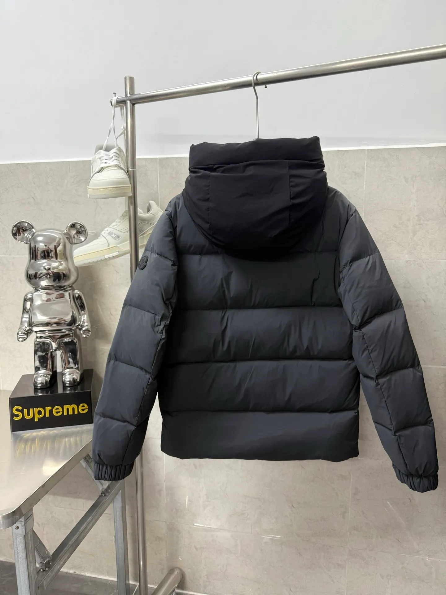 P860 Moncler Black Samurai three-dimensional embossed letter down jacket, autumn and winter new madeira. Black Samurai neck scarf hooded mid-length down jacket official website hard to find black and gray colors available in stock with 95% goose down filling. The Madeira down jacket is a common item in the functional wardrobe. It is made of Longuesaison nylon, providing excellent warmth and light comfort. Presented in calm neutral tones with a relaxed fit Color: Black Gray White Size: 12345