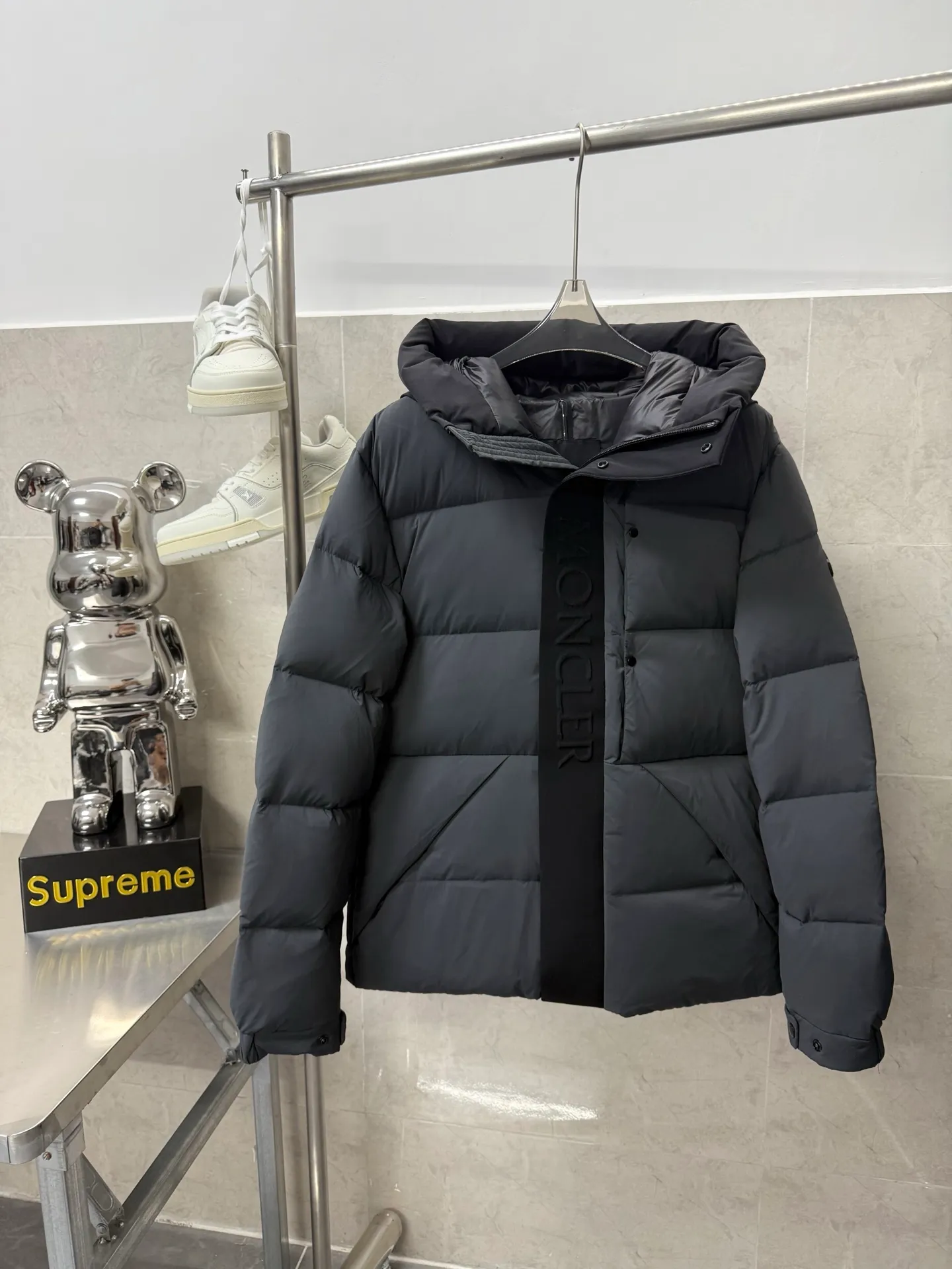 P860 Moncler Black Samurai three-dimensional embossed letter down jacket, autumn and winter new madeira. Black Samurai neck scarf hooded mid-length down jacket official website hard to find black and gray colors available in stock with 95% goose down filling. The Madeira down jacket is a common item in the functional wardrobe. It is made of Longuesaison nylon, providing excellent warmth and light comfort. Presented in calm neutral tones with a relaxed fit Color: Black Gray White Size: 12345