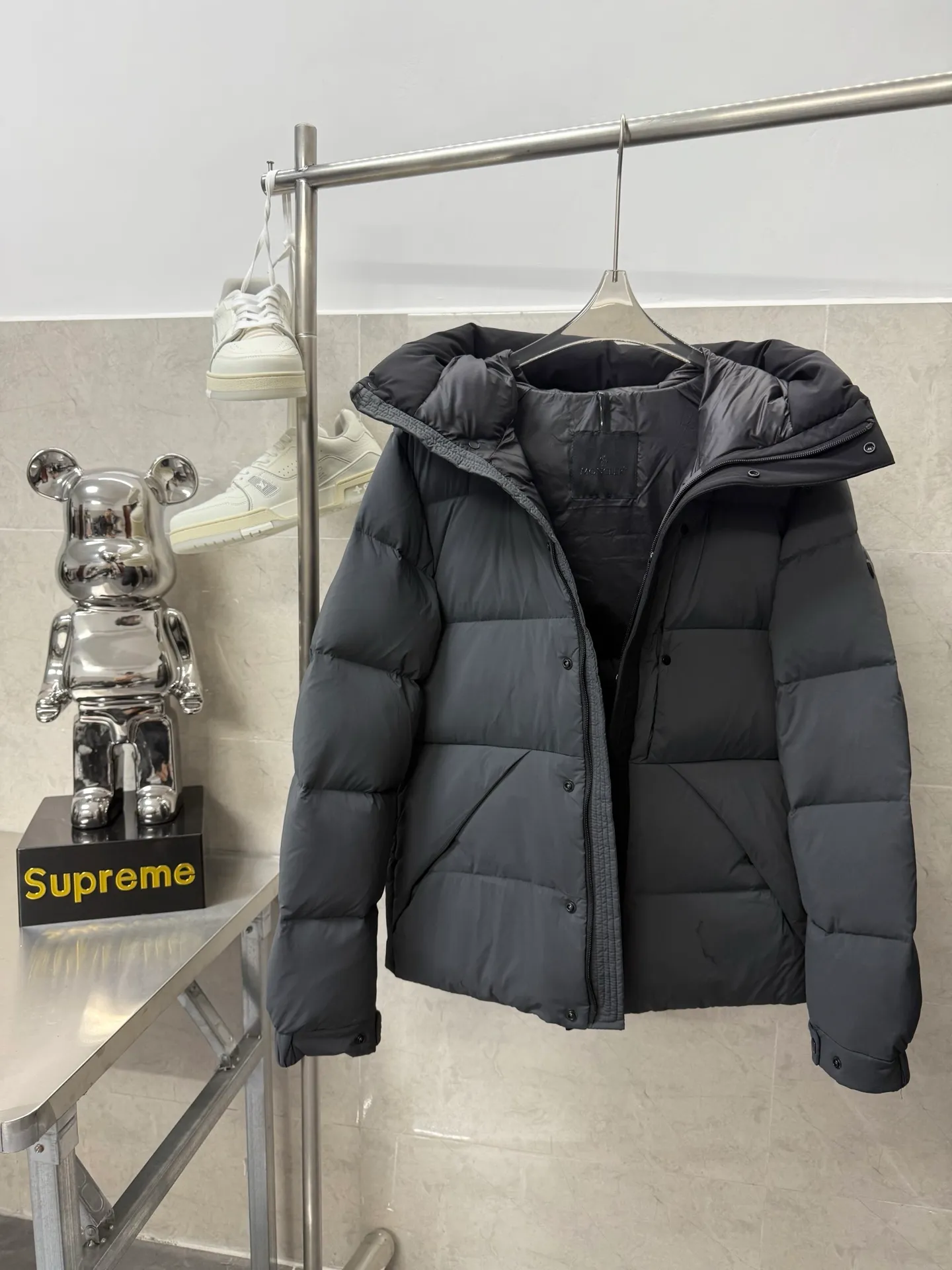 P860 Moncler Black Samurai three-dimensional embossed letter down jacket, autumn and winter new madeira. Black Samurai neck scarf hooded mid-length down jacket official website hard to find black and gray colors available in stock with 95% goose down filling. The Madeira down jacket is a common item in the functional wardrobe. It is made of Longuesaison nylon, providing excellent warmth and light comfort. Presented in calm neutral tones with a relaxed fit Color: Black Gray White Size: 12345