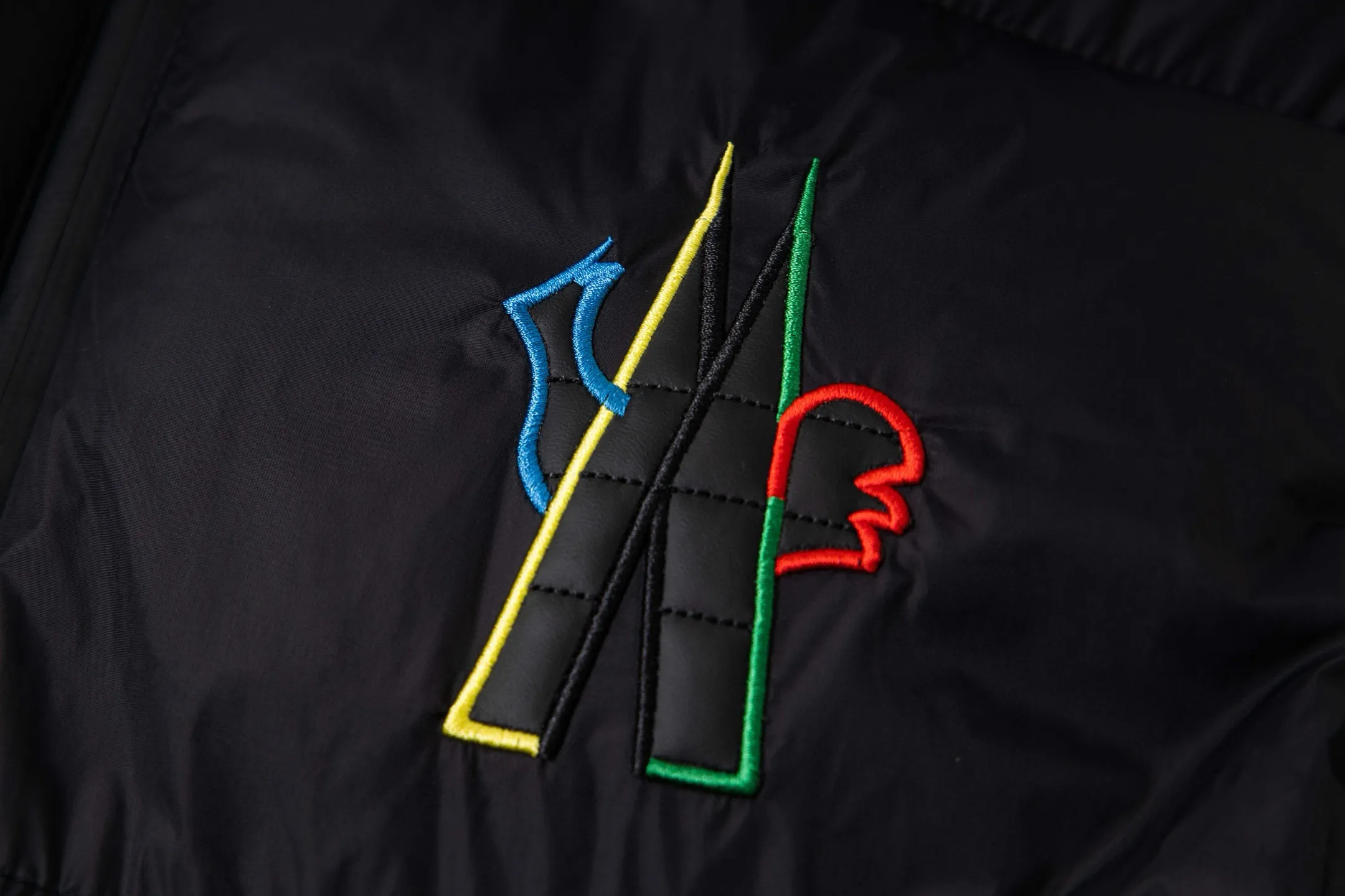 P370 Moncler Solayan/Moncler Tri-Trim Logo Down Cotton Jacket Solayan down cotton is decorated with seasonal iconic decorative details, blending sportsmanship and timeless style! High-quality down cotton filling standard, bulkiness, cold resistance, absolutely perfect! The cotton jacket is made of micro chic fabric and is wash-free. The tough square shape design highlights Moncler's sports spirit.    Color: Black White Size: M-2XL