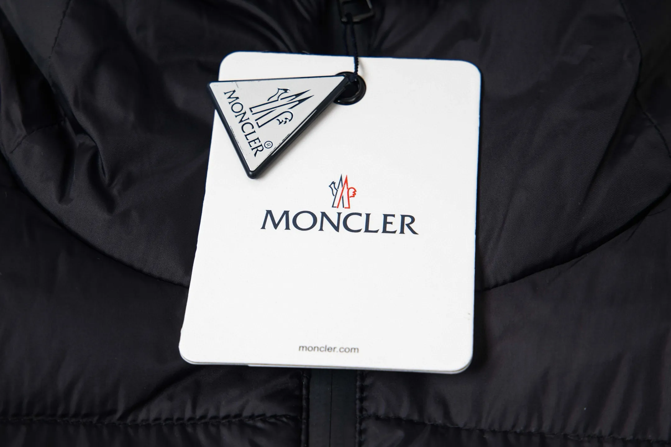 P370 Moncler Solayan/Moncler Tri-Trim Logo Down Cotton Jacket Solayan down cotton is decorated with seasonal iconic decorative details, blending sportsmanship and timeless style! High-quality down cotton filling standard, bulkiness, cold resistance, absolutely perfect! The cotton jacket is made of micro chic fabric and is wash-free. The tough square shape design highlights Moncler's sports spirit.    Color: Black White Size: M-2XL