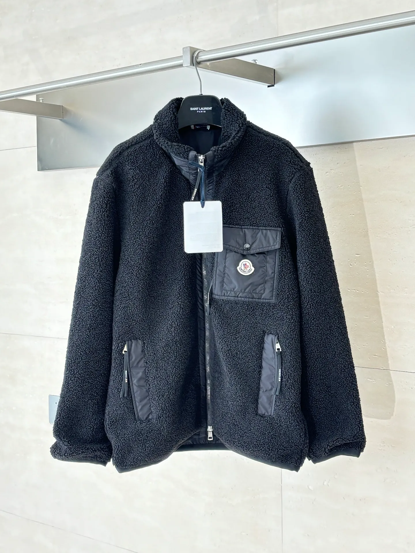 P650 Moncler*/Muzzle 25 Pocket Logo Polar Fleece Zipper Jacket is made of 100% polyester fiber and is made of cashmere fabric woven through high-tech processing. It has a layer of fine and dense fluff on the surface, which feels very smooth when in contact with the skin and has good skin-friendliness. The suede surface can hold a layer of still air in place, forming a good thermal insulation layer and providing excellent warmth retention. Due to the hollow nature of the fiber, although it is warm, it does not hinder the overall lightness of the quality.  Size：S/M/L/XL