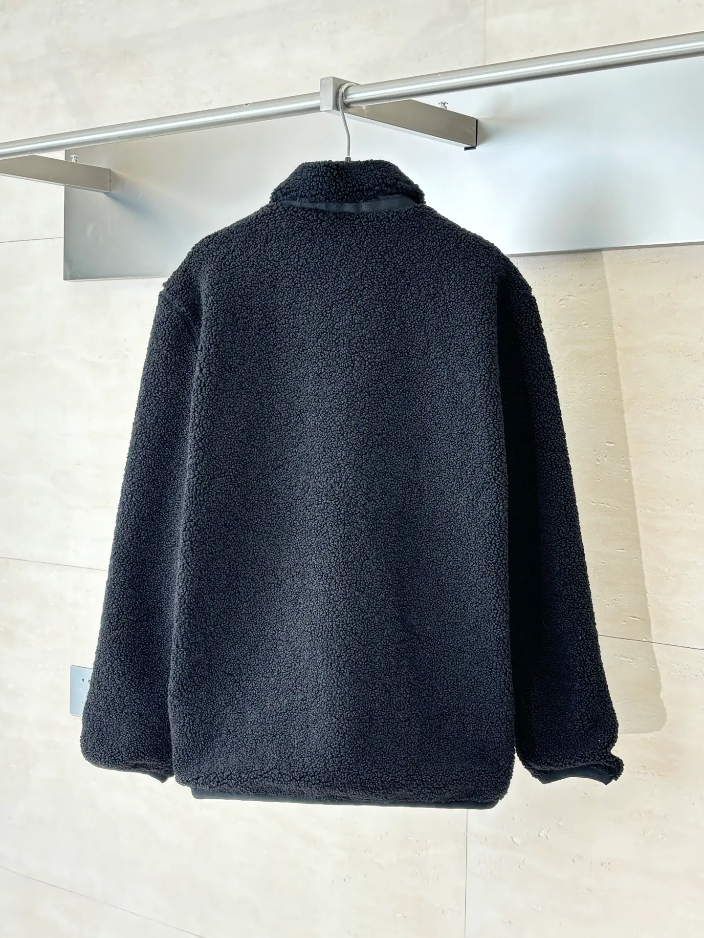 P650 Moncler*/Muzzle 25 Pocket Logo Polar Fleece Zipper Jacket is made of 100% polyester fiber and is made of cashmere fabric woven through high-tech processing. It has a layer of fine and dense fluff on the surface, which feels very smooth when in contact with the skin and has good skin-friendliness. The suede surface can hold a layer of still air in place, forming a good thermal insulation layer and providing excellent warmth retention. Due to the hollow nature of the fiber, although it is warm, it does not hinder the overall lightness of the quality.  Size：S/M/L/XL