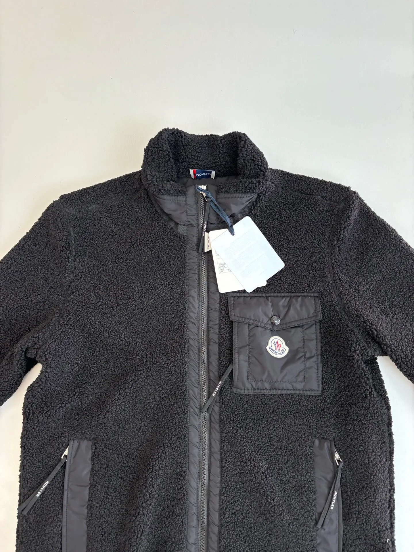 P650 Moncler*/Muzzle 25 Pocket Logo Polar Fleece Zipper Jacket is made of 100% polyester fiber and is made of cashmere fabric woven through high-tech processing. It has a layer of fine and dense fluff on the surface, which feels very smooth when in contact with the skin and has good skin-friendliness. The suede surface can hold a layer of still air in place, forming a good thermal insulation layer and providing excellent warmth retention. Due to the hollow nature of the fiber, although it is warm, it does not hinder the overall lightness of the quality.  Size：S/M/L/XL