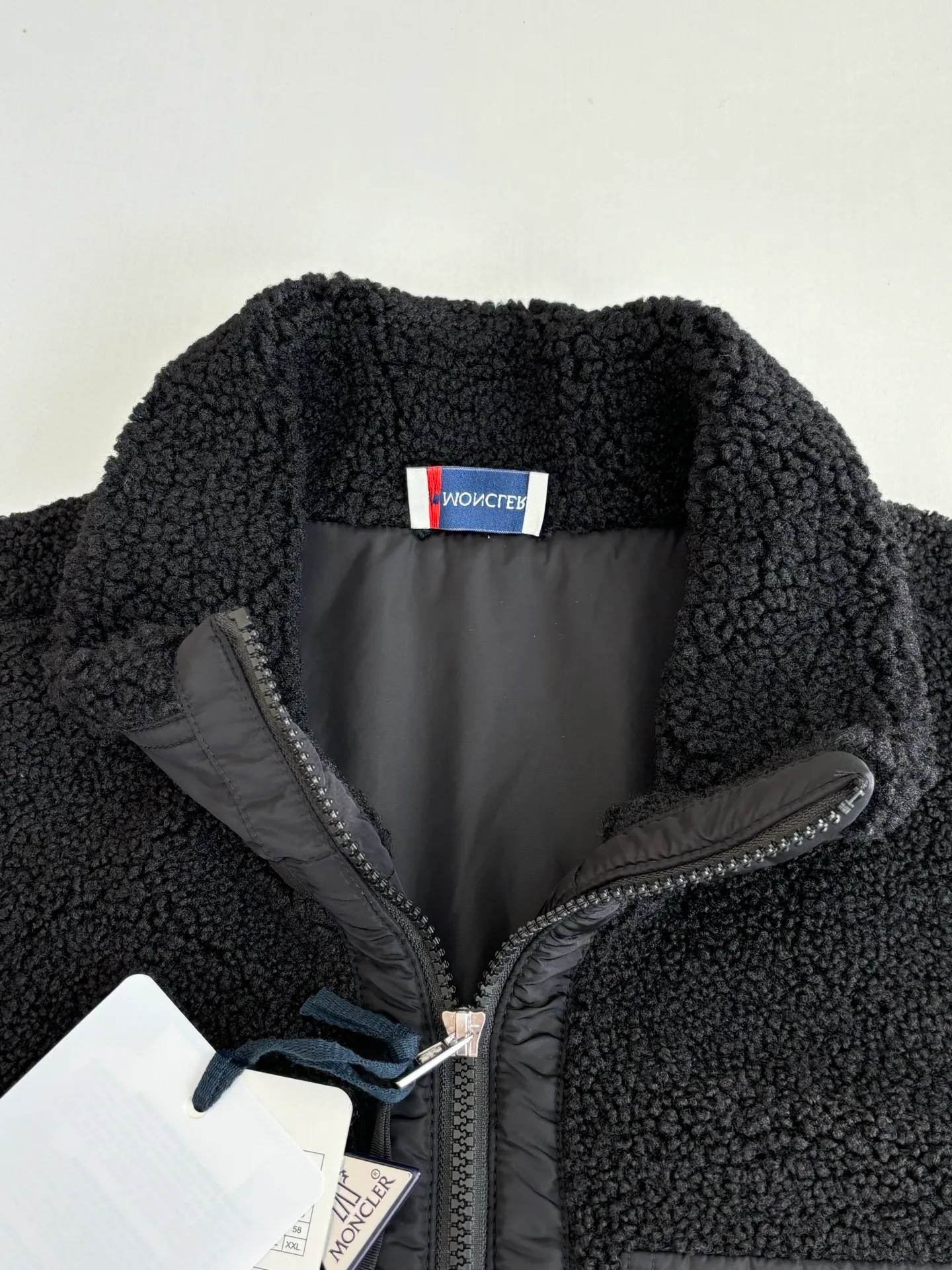 P650 Moncler*/Muzzle 25 Pocket Logo Polar Fleece Zipper Jacket is made of 100% polyester fiber and is made of cashmere fabric woven through high-tech processing. It has a layer of fine and dense fluff on the surface, which feels very smooth when in contact with the skin and has good skin-friendliness. The suede surface can hold a layer of still air in place, forming a good thermal insulation layer and providing excellent warmth retention. Due to the hollow nature of the fiber, although it is warm, it does not hinder the overall lightness of the quality.  Size：S/M/L/XL