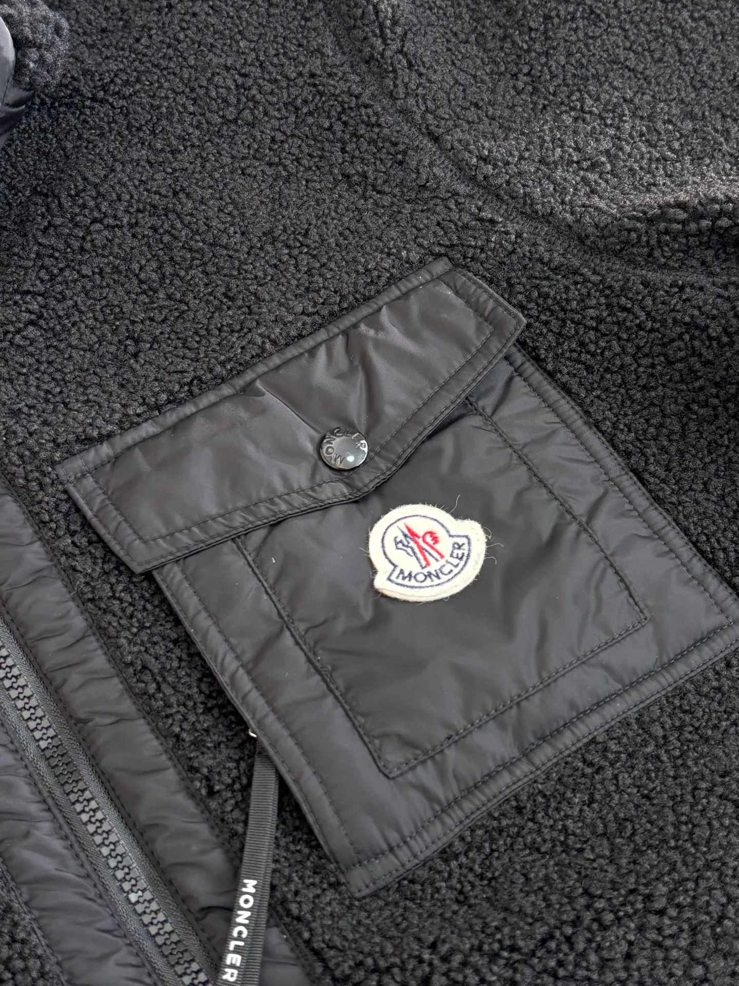 P650 Moncler*/Muzzle 25 Pocket Logo Polar Fleece Zipper Jacket is made of 100% polyester fiber and is made of cashmere fabric woven through high-tech processing. It has a layer of fine and dense fluff on the surface, which feels very smooth when in contact with the skin and has good skin-friendliness. The suede surface can hold a layer of still air in place, forming a good thermal insulation layer and providing excellent warmth retention. Due to the hollow nature of the fiber, although it is warm, it does not hinder the overall lightness of the quality.  Size：S/M/L/XL