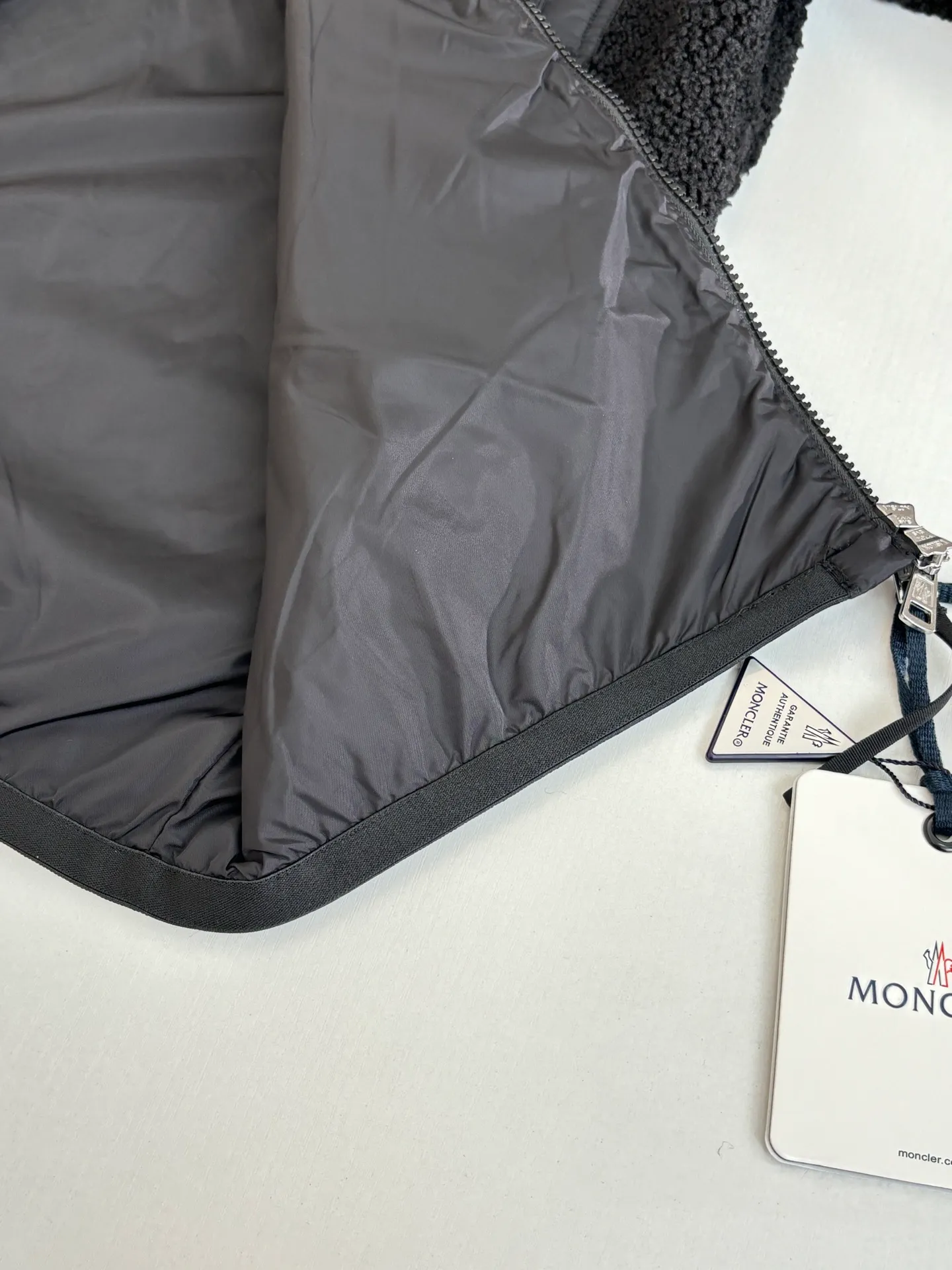 P650 Moncler*/Muzzle 25 Pocket Logo Polar Fleece Zipper Jacket is made of 100% polyester fiber and is made of cashmere fabric woven through high-tech processing. It has a layer of fine and dense fluff on the surface, which feels very smooth when in contact with the skin and has good skin-friendliness. The suede surface can hold a layer of still air in place, forming a good thermal insulation layer and providing excellent warmth retention. Due to the hollow nature of the fiber, although it is warm, it does not hinder the overall lightness of the quality.  Size：S/M/L/XL