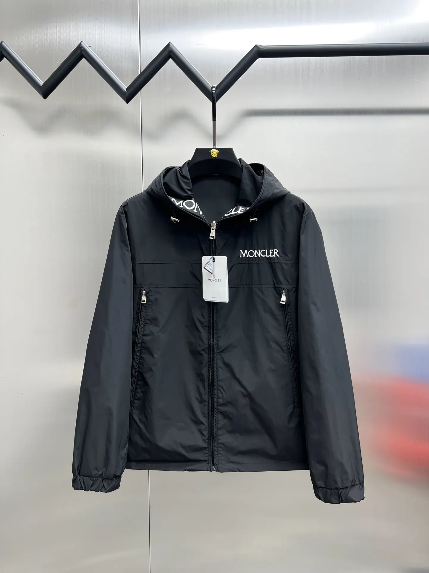 P500 Moncler (reversible) 🌟New hooded jacket 🔥Official website synchronized ✨Hot-selling channel goods High-end customization The quality can withstand any form of inspection, giving you a unique upper body experience! All have gone through a strict selection process and are customized with original accessories. They are fashionable and versatile. The upper body is elegant and handsome, full of personality, and has a brand-new visual sense. 👍High version 🐎🐎Size: M-3XL (size chart in the last picture)