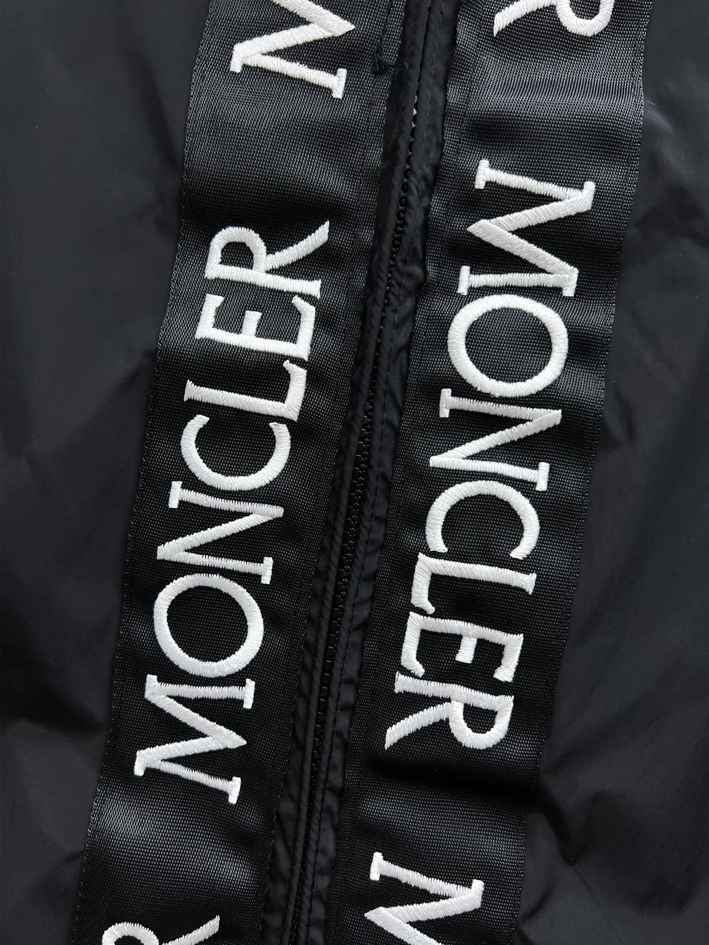 P500 Moncler (reversible) 🌟New hooded jacket 🔥Official website synchronized ✨Hot-selling channel goods High-end customization The quality can withstand any form of inspection, giving you a unique upper body experience! All have gone through a strict selection process and are customized with original accessories. They are fashionable and versatile. The upper body is elegant and handsome, full of personality, and has a brand-new visual sense. 👍High version 🐎🐎Size: M-3XL (size chart in the last picture)