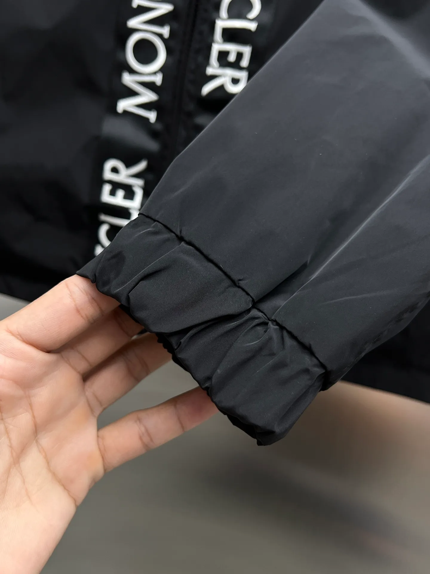 P500 Moncler (reversible) 🌟New hooded jacket 🔥Official website synchronized ✨Hot-selling channel goods High-end customization The quality can withstand any form of inspection, giving you a unique upper body experience! All have gone through a strict selection process and are customized with original accessories. They are fashionable and versatile. The upper body is elegant and handsome, full of personality, and has a brand-new visual sense. 👍High version 🐎🐎Size: M-3XL (size chart in the last picture)