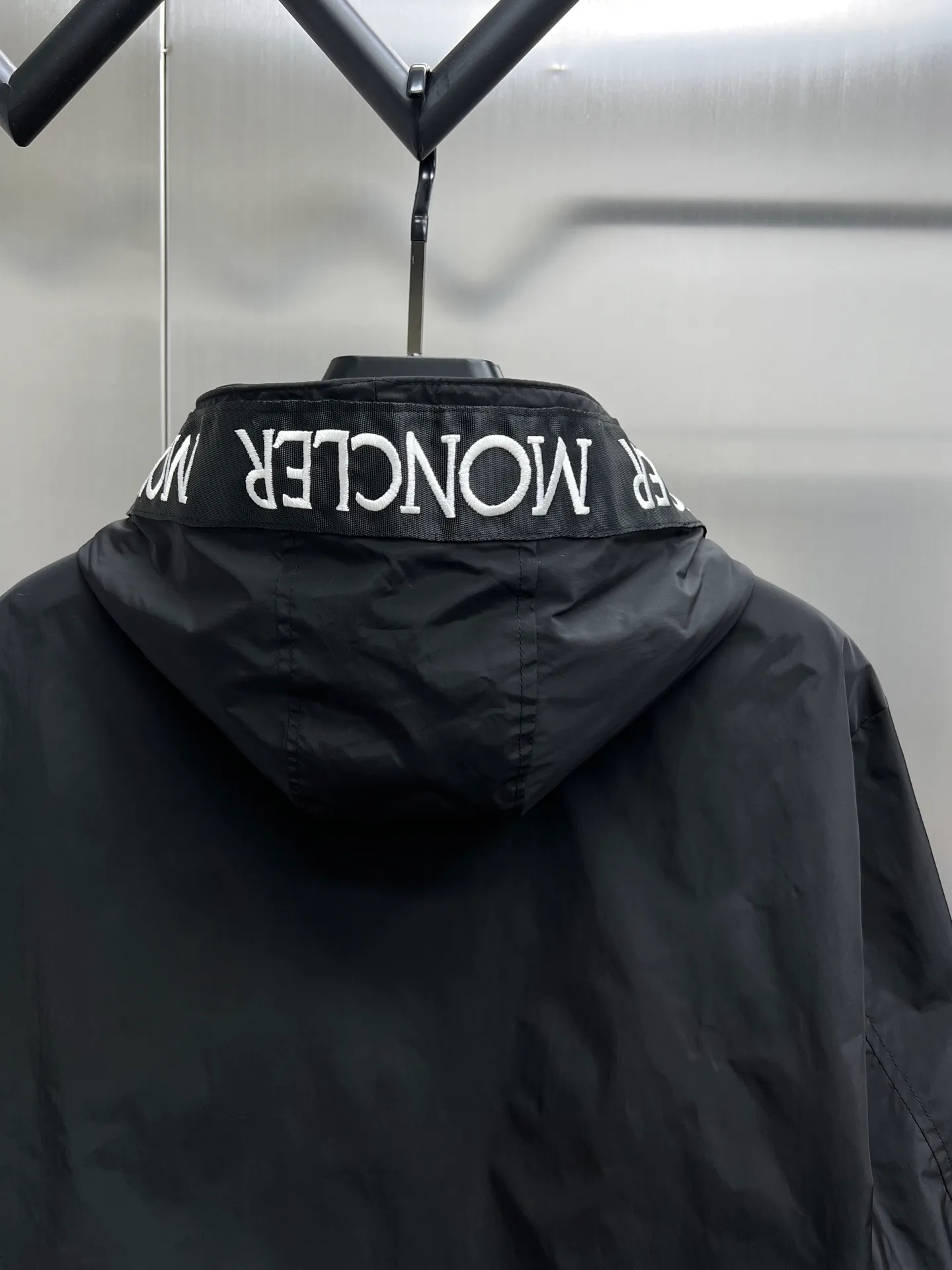 P500 Moncler (reversible) 🌟New hooded jacket 🔥Official website synchronized ✨Hot-selling channel goods High-end customization The quality can withstand any form of inspection, giving you a unique upper body experience! All have gone through a strict selection process and are customized with original accessories. They are fashionable and versatile. The upper body is elegant and handsome, full of personality, and has a brand-new visual sense. 👍High version 🐎🐎Size: M-3XL (size chart in the last picture)