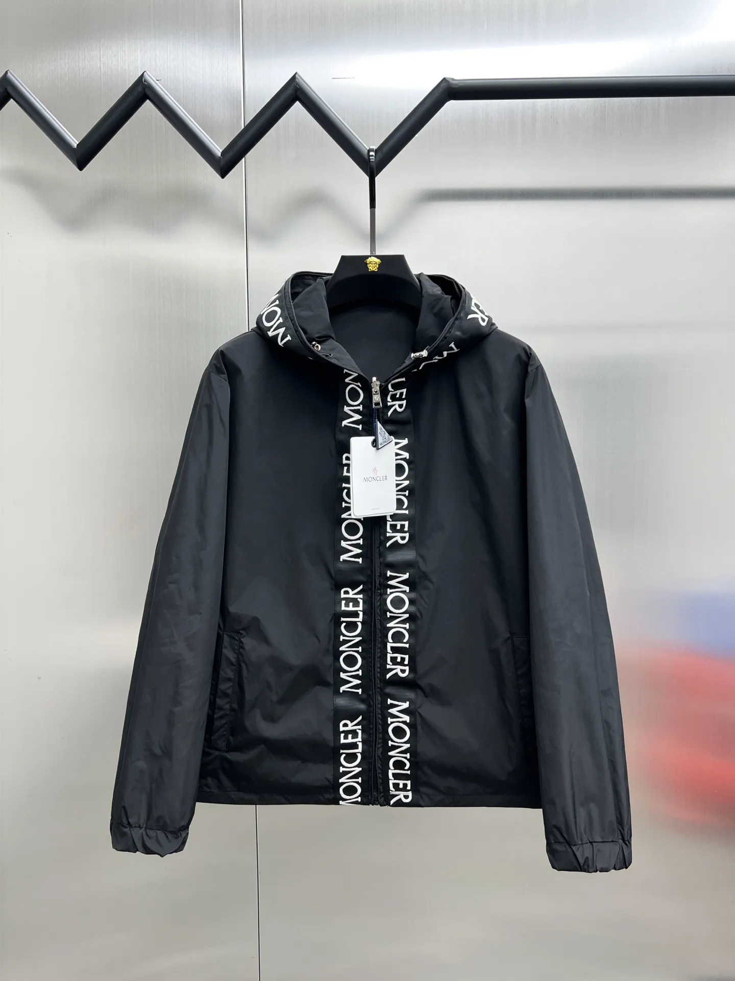 P500 Moncler (reversible) 🌟New hooded jacket 🔥Official website synchronized ✨Hot-selling channel goods High-end customization The quality can withstand any form of inspection, giving you a unique upper body experience! All have gone through a strict selection process and are customized with original accessories. They are fashionable and versatile. The upper body is elegant and handsome, full of personality, and has a brand-new visual sense. 👍High version 🐎🐎Size: M-3XL (size chart in the last picture)