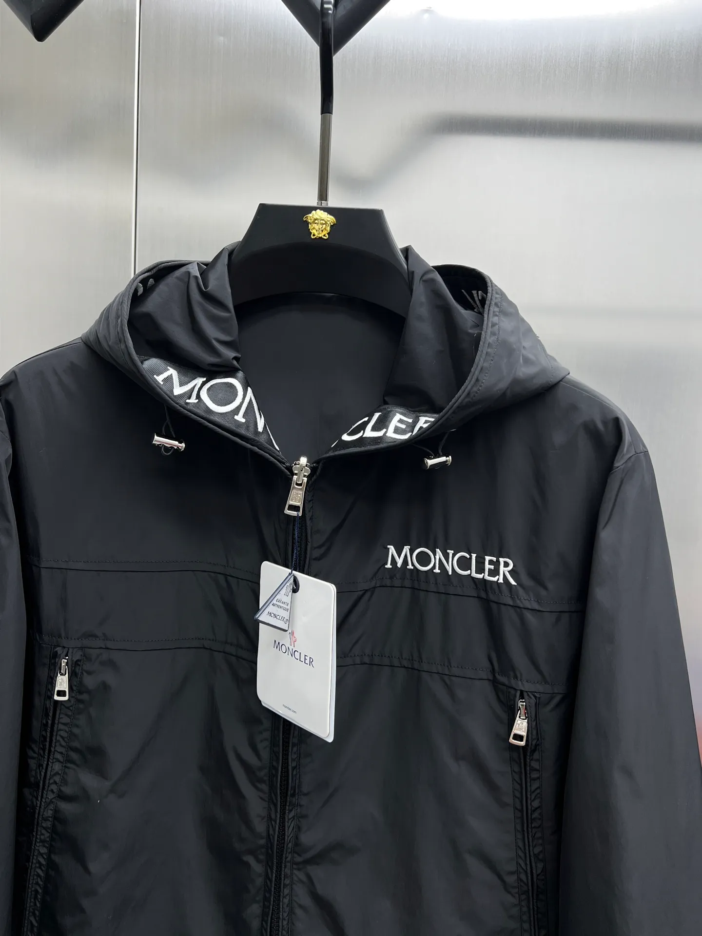 P500 Moncler (reversible) 🌟New hooded jacket 🔥Official website synchronized ✨Hot-selling channel goods High-end customization The quality can withstand any form of inspection, giving you a unique upper body experience! All have gone through a strict selection process and are customized with original accessories. They are fashionable and versatile. The upper body is elegant and handsome, full of personality, and has a brand-new visual sense. 👍High version 🐎🐎Size: M-3XL (size chart in the last picture)