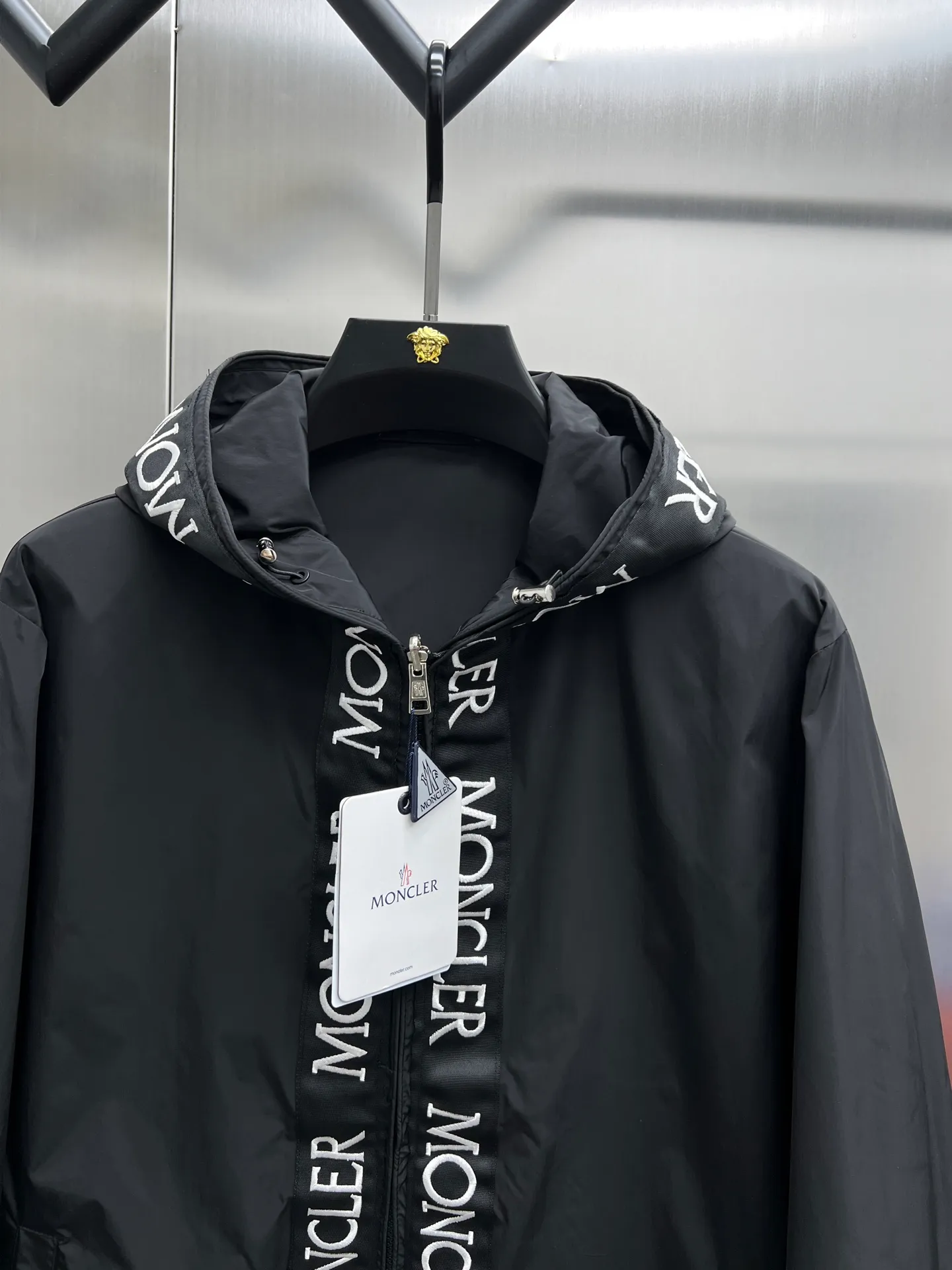 P500 Moncler (reversible) 🌟New hooded jacket 🔥Official website synchronized ✨Hot-selling channel goods High-end customization The quality can withstand any form of inspection, giving you a unique upper body experience! All have gone through a strict selection process and are customized with original accessories. They are fashionable and versatile. The upper body is elegant and handsome, full of personality, and has a brand-new visual sense. 👍High version 🐎🐎Size: M-3XL (size chart in the last picture)