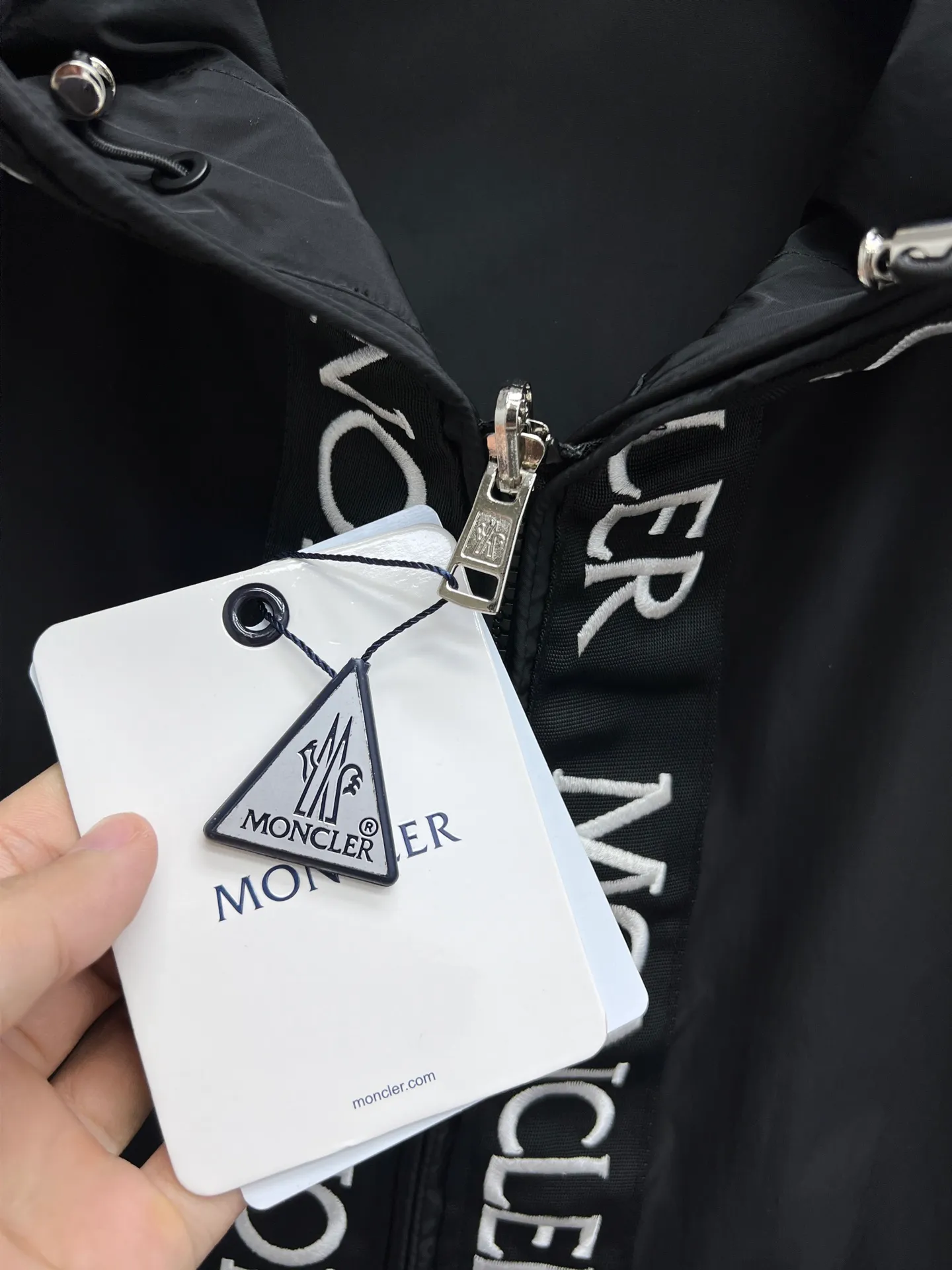 P500 Moncler (reversible) 🌟New hooded jacket 🔥Official website synchronized ✨Hot-selling channel goods High-end customization The quality can withstand any form of inspection, giving you a unique upper body experience! All have gone through a strict selection process and are customized with original accessories. They are fashionable and versatile. The upper body is elegant and handsome, full of personality, and has a brand-new visual sense. 👍High version 🐎🐎Size: M-3XL (size chart in the last picture)