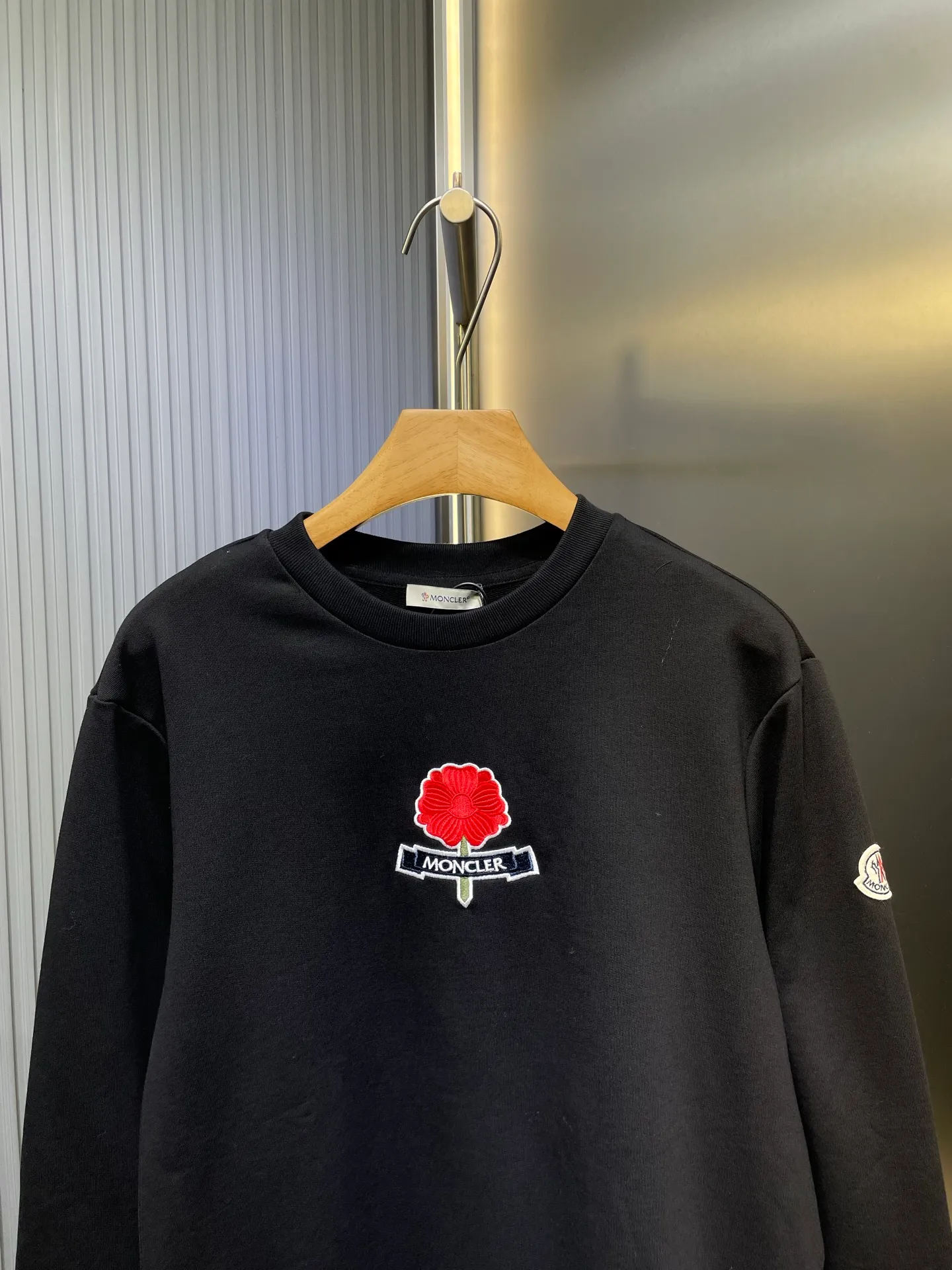 P380 MONCLER 🌟 Embroidered flower logo sweatshirt Fabric: Made of 380g double-strand pure cotton terry. Fabric: Thread with 1*1 double yarn thread. Matching dyeing in the same vat. Technology: The embroidery adopts 3D three-dimensional embroidery technology, and the original computer scan and print is restored 1:1. There is a brand logo icon in the middle of the flower, as well as MONCLER embroidery. This cotton-blend sweatshirt is inspired by Grenoble's coat of arms and features a floral logo patch. Pair with matching T-shirt and shorts for a casual ensemble. Round neck made of cotton and modal blended fleece fabric Embroidered flower logo patch Accessories: Customized 1:1 washed logo Craftsmanship: Customized 1:1 embroidered armband Craftsmanship: Customized 1:1 flower embroidery Size: S-M-L-XL