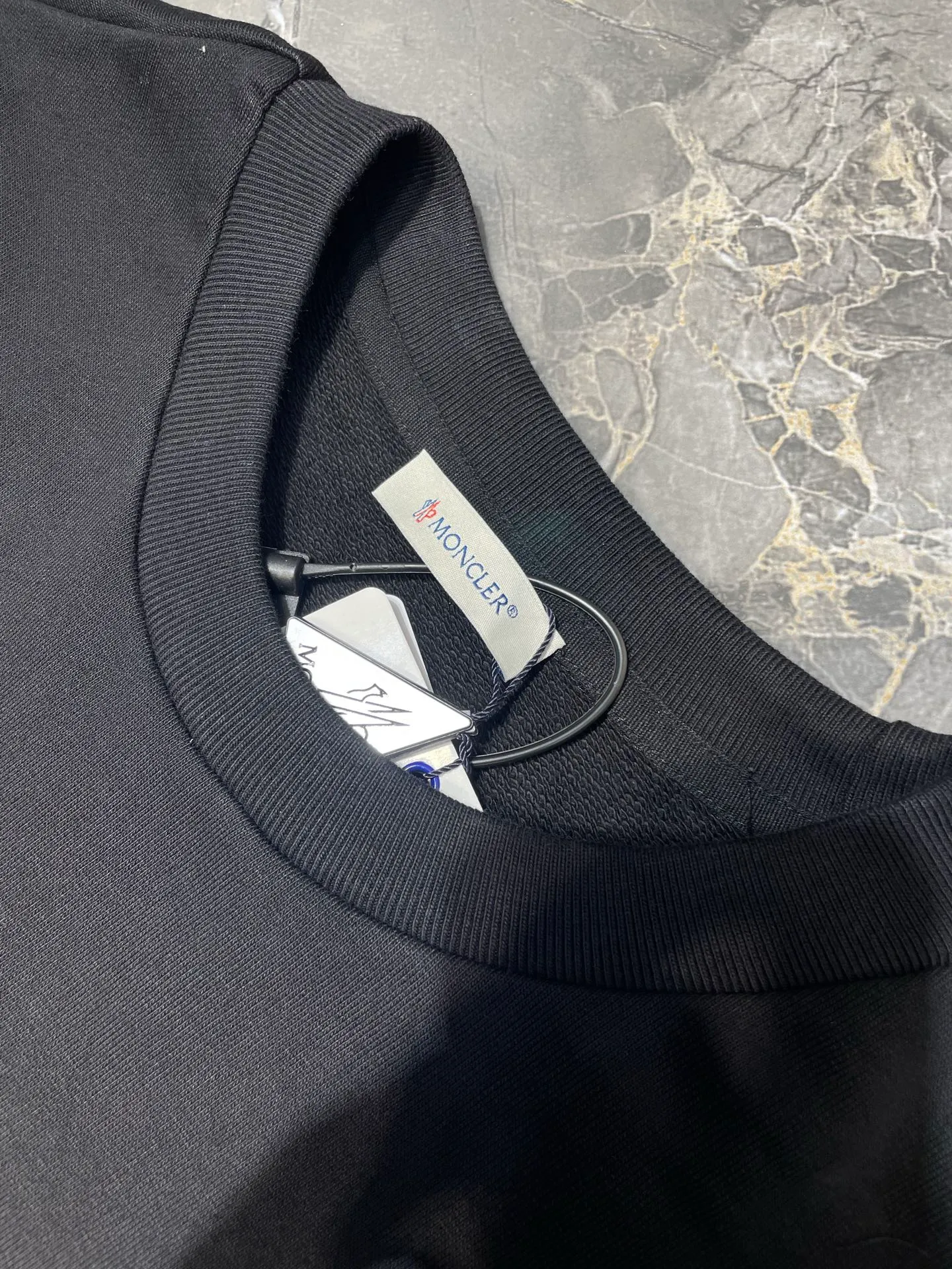 P380 MONCLER 🌟 Embroidered flower logo sweatshirt Fabric: Made of 380g double-strand pure cotton terry. Fabric: Thread with 1*1 double yarn thread. Matching dyeing in the same vat. Technology: The embroidery adopts 3D three-dimensional embroidery technology, and the original computer scan and print is restored 1:1. There is a brand logo icon in the middle of the flower, as well as MONCLER embroidery. This cotton-blend sweatshirt is inspired by Grenoble's coat of arms and features a floral logo patch. Pair with matching T-shirt and shorts for a casual ensemble. Round neck made of cotton and modal blended fleece fabric Embroidered flower logo patch Accessories: Customized 1:1 washed logo Craftsmanship: Customized 1:1 embroidered armband Craftsmanship: Customized 1:1 flower embroidery Size: S-M-L-XL