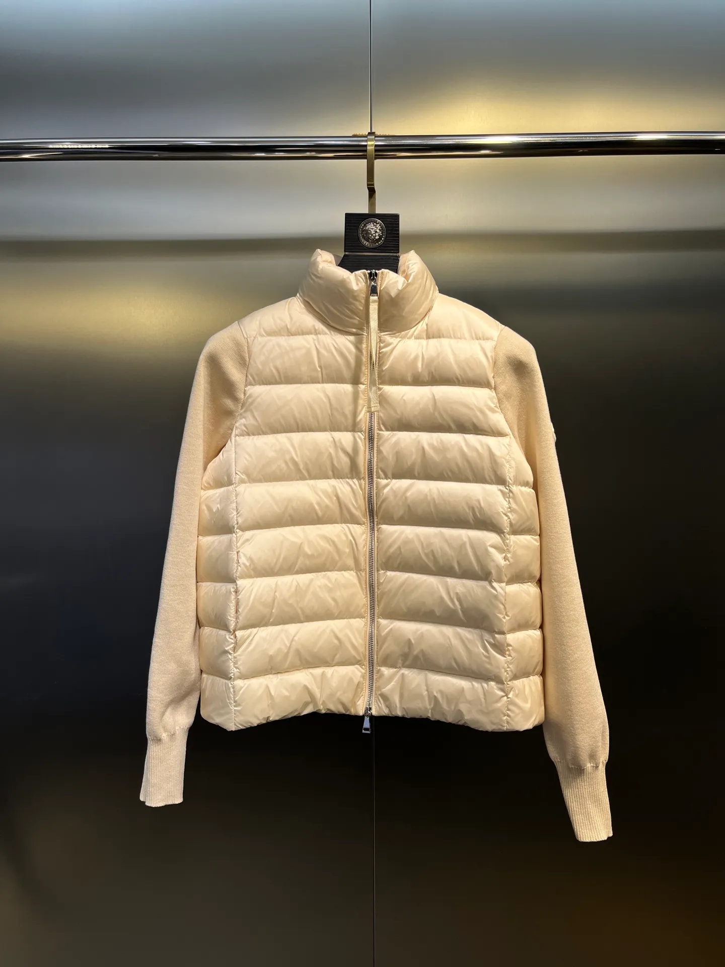 P640 MONCLER 🌟 The latest autumn and winter wool knitted splicing down stand-up collar short down jacket with national standard down filling. Light and comfortable, with built-in heating and warmth function. The sleeves are spliced ​​with merino wool for a comfortable and thick feel. Temperament stand-up collar zipper design. Minimalist luxury H version. Not picky about the upper body and super slim. Casual and versatile artifact. Italian elegance and high-end sense. Casual and grand. Color: black, off-white, pink size: s m l