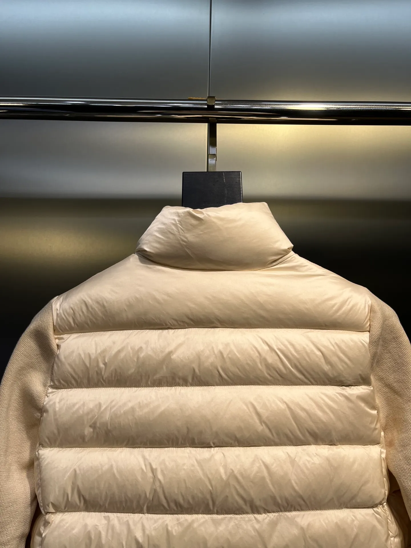 P640 MONCLER 🌟 The latest autumn and winter wool knitted splicing down stand-up collar short down jacket with national standard down filling. Light and comfortable, with built-in heating and warmth function. The sleeves are spliced ​​with merino wool for a comfortable and thick feel. Temperament stand-up collar zipper design. Minimalist luxury H version. Not picky about the upper body and super slim. Casual and versatile artifact. Italian elegance and high-end sense. Casual and grand. Color: black, off-white, pink size: s m l