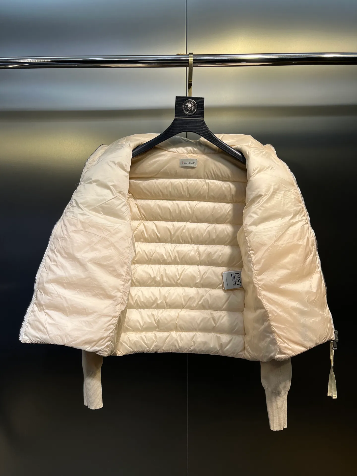 P640 MONCLER 🌟 The latest autumn and winter wool knitted splicing down stand-up collar short down jacket with national standard down filling. Light and comfortable, with built-in heating and warmth function. The sleeves are spliced ​​with merino wool for a comfortable and thick feel. Temperament stand-up collar zipper design. Minimalist luxury H version. Not picky about the upper body and super slim. Casual and versatile artifact. Italian elegance and high-end sense. Casual and grand. Color: black, off-white, pink size: s m l