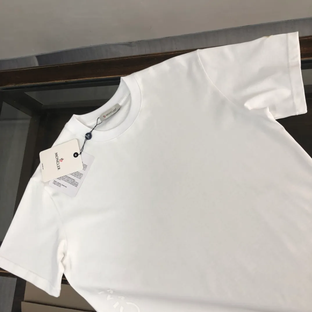 P160 🔥MONCLER New model of Mongolian mouth, customized high-end ready-to-wear! Fashionable and trendy casual short-sleeved T-shirt, gentle, soft, delicate and soft, skin-friendly on the upper body, comfortable and cool, with brand letters embossed printed logo design on the side, full of vitality! A fashionable and versatile must-have! Color: black white Size: S～XL (loose version, please state your height and weight when placing an order)