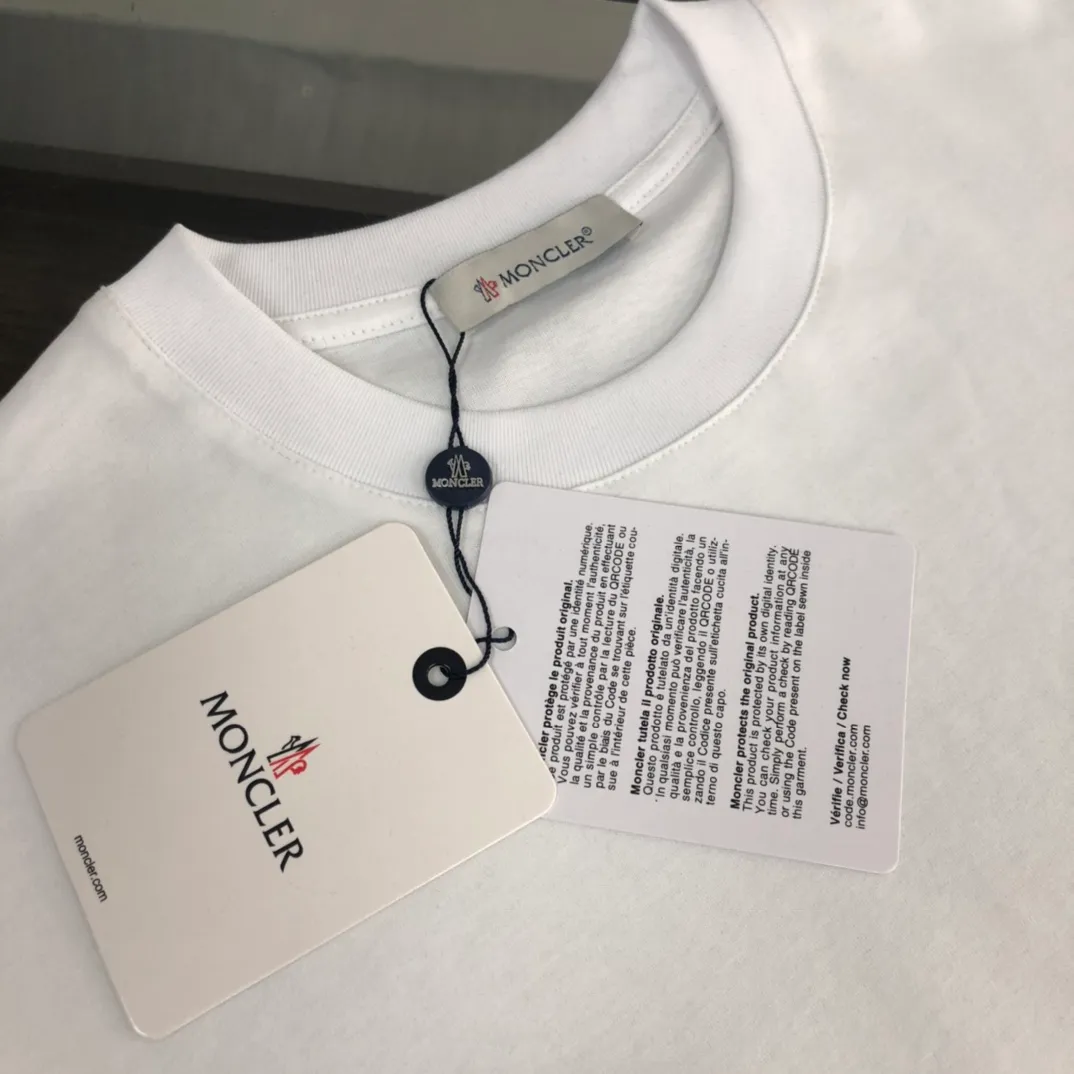 P160 🔥MONCLER New model of Mongolian mouth, customized high-end ready-to-wear! Fashionable and trendy casual short-sleeved T-shirt, gentle, soft, delicate and soft, skin-friendly on the upper body, comfortable and cool, with brand letters embossed printed logo design on the side, full of vitality! A fashionable and versatile must-have! Color: black white Size: S～XL (loose version, please state your height and weight when placing an order)