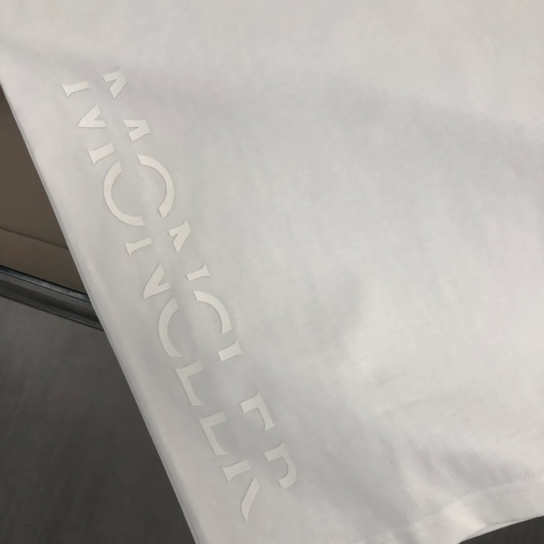 P160 🔥MONCLER New model of Mongolian mouth, customized high-end ready-to-wear! Fashionable and trendy casual short-sleeved T-shirt, gentle, soft, delicate and soft, skin-friendly on the upper body, comfortable and cool, with brand letters embossed printed logo design on the side, full of vitality! A fashionable and versatile must-have! Color: black white Size: S～XL (loose version, please state your height and weight when placing an order)